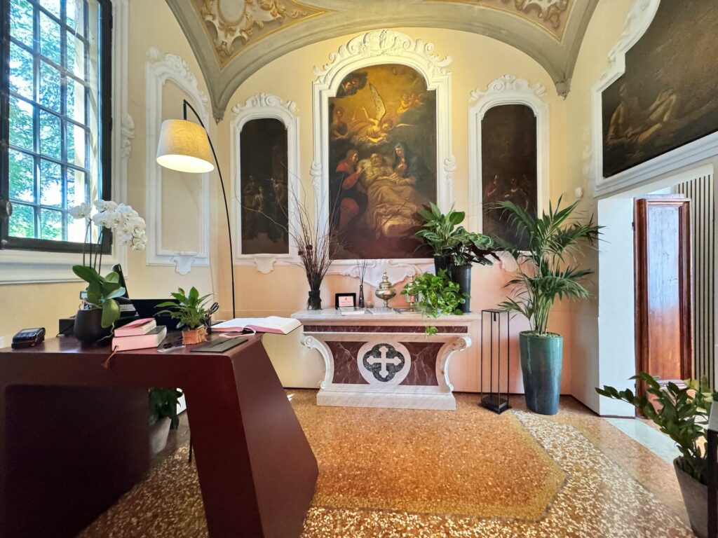 L’ingresso affrescato del ristorante Agostino Iacobucci