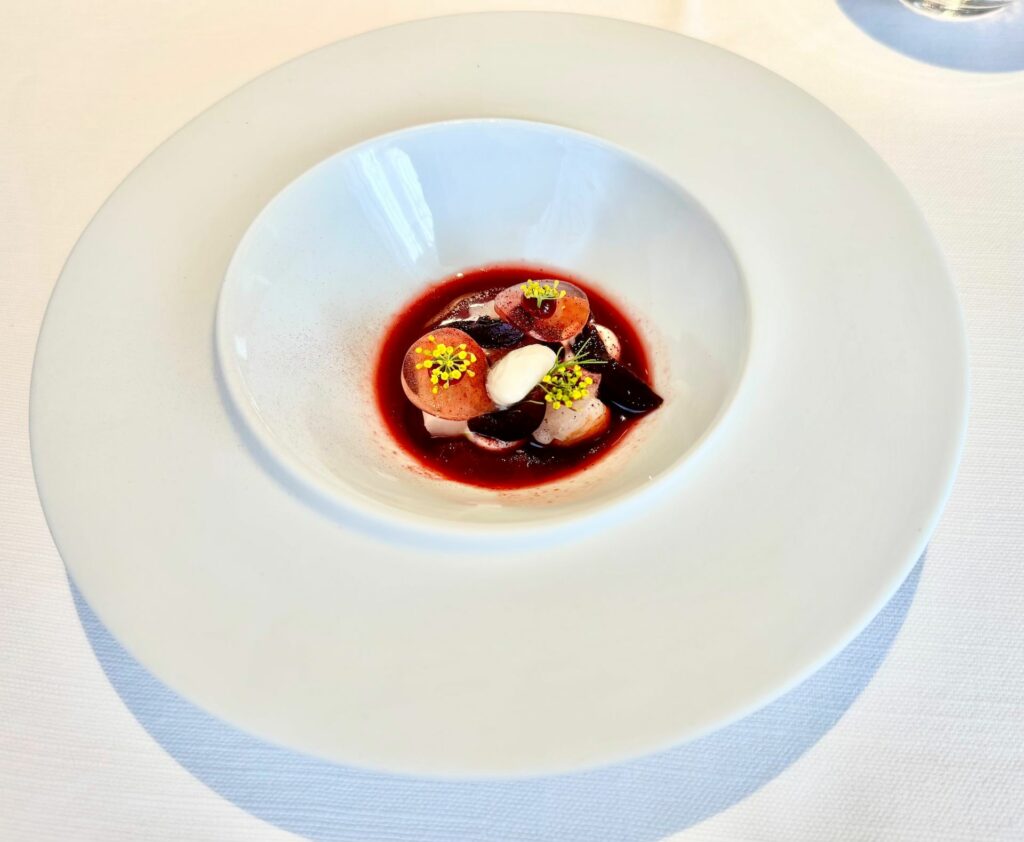 Gambero viola, ciliegie, mandorla, ibisco e olio al coriandolo.