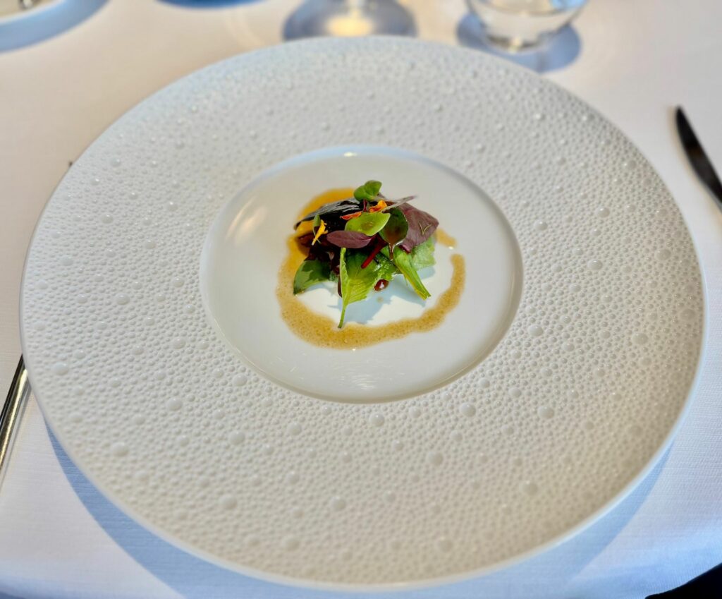 Anguilla di Comacchio, pinoli, agrumi, misticanza al gin e sapori orientali.