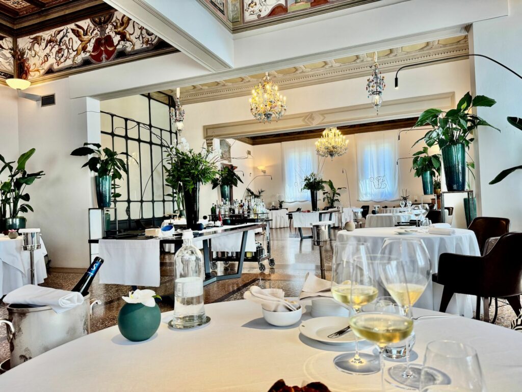 Una vista della sala del ristorante Agostino Iacobucci