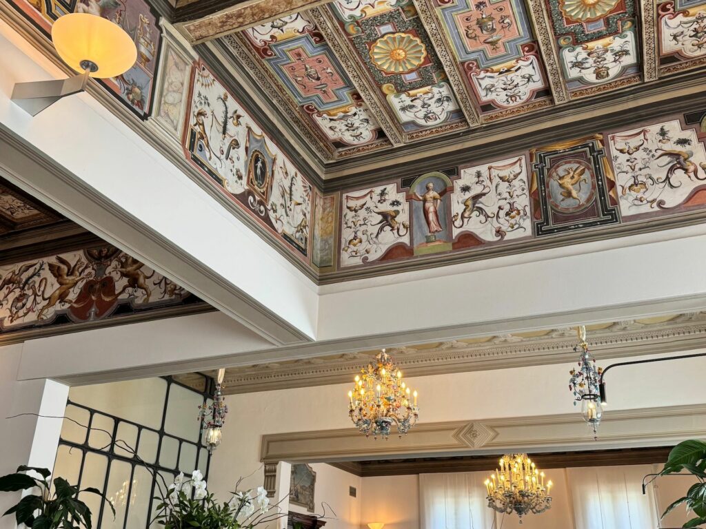 Il soffitto affrescato del ristorante Agostino Iacobucci