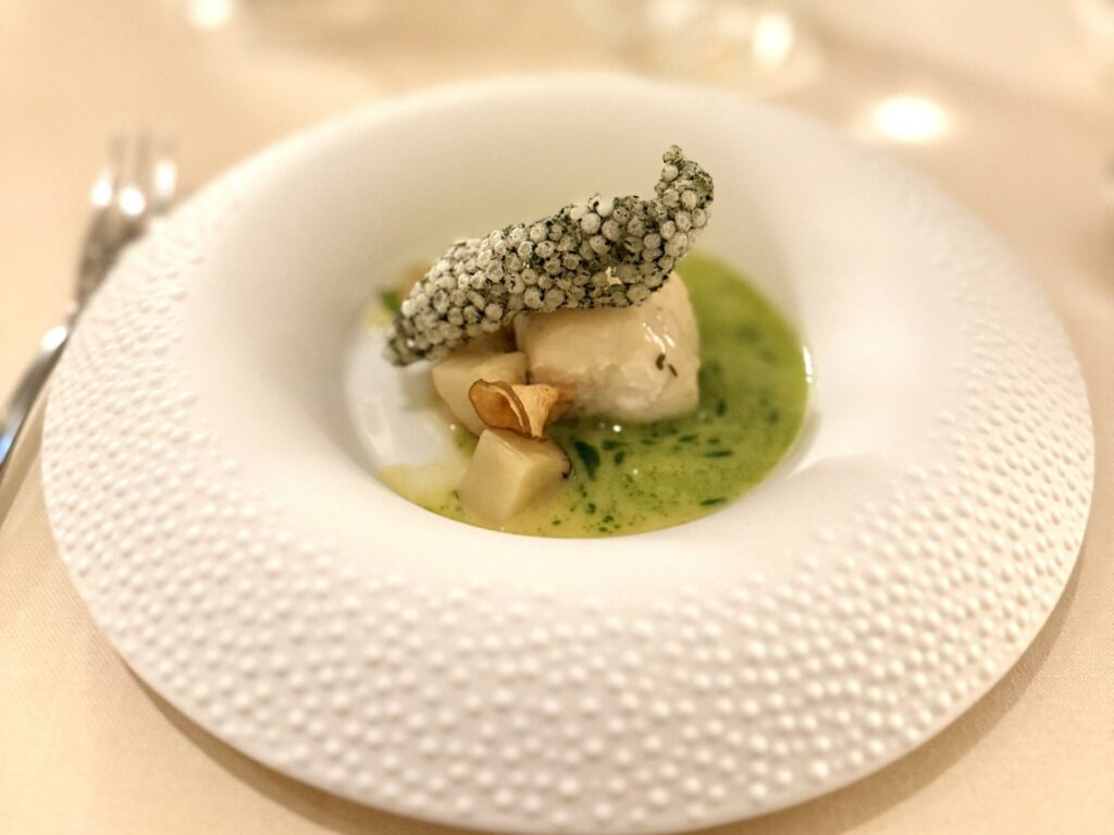 Merluzzo in oliocottura, topinambur, tapioca e beurre blanc.