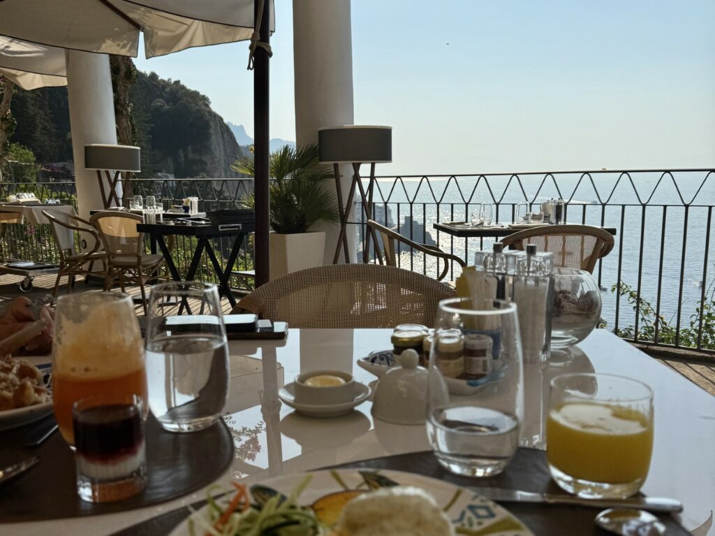 L'ottima colazione vista mare.