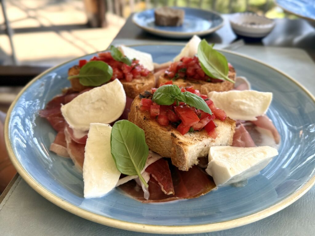 Bruschetta con pomodori del nostro orto, mozzarella di bufala e prosciutto crudo di Parma - assaggiati a pranzo a La Locanda della Canonica.