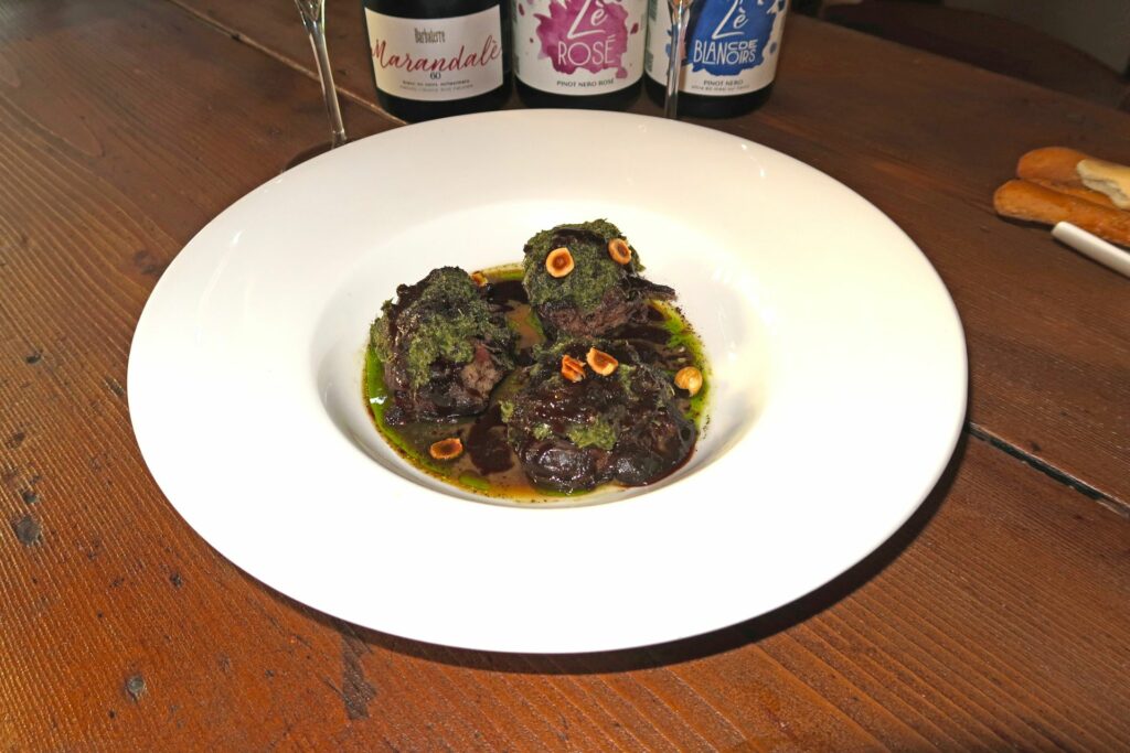 Il guancialino di maiale con fondo bruno e salsa verde.