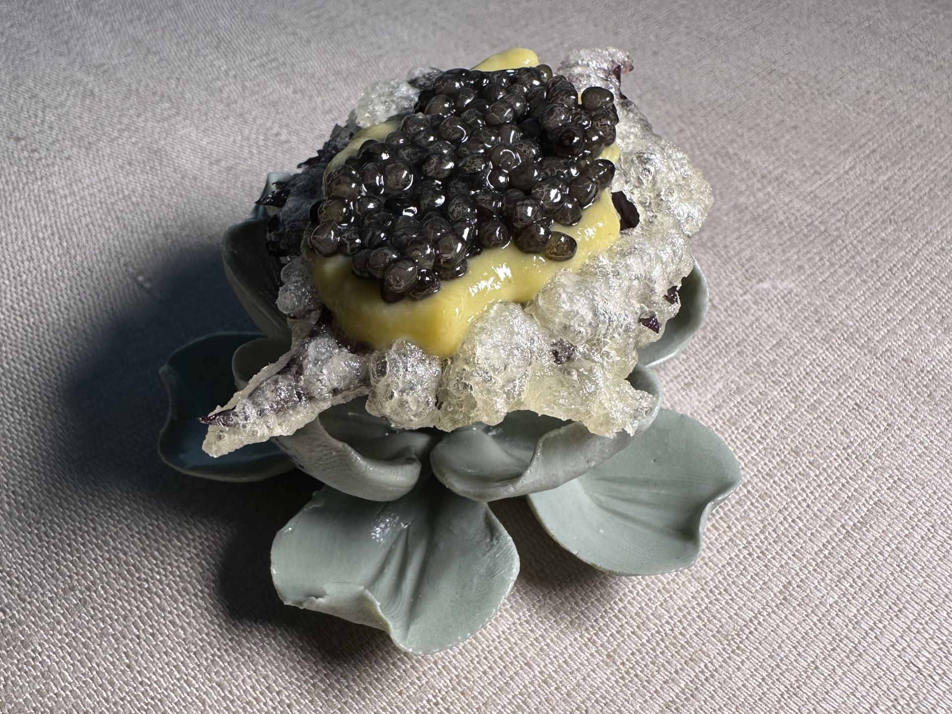 Shiso in tempura con guacamole di avocado siciliano e caviale di Dario Pandolfo