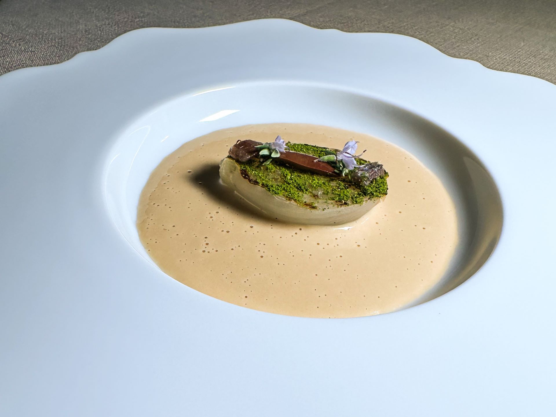 Cipolla sott'aceto, olive, timo, alloro e salsa alle acciughe come una pissaladiere.