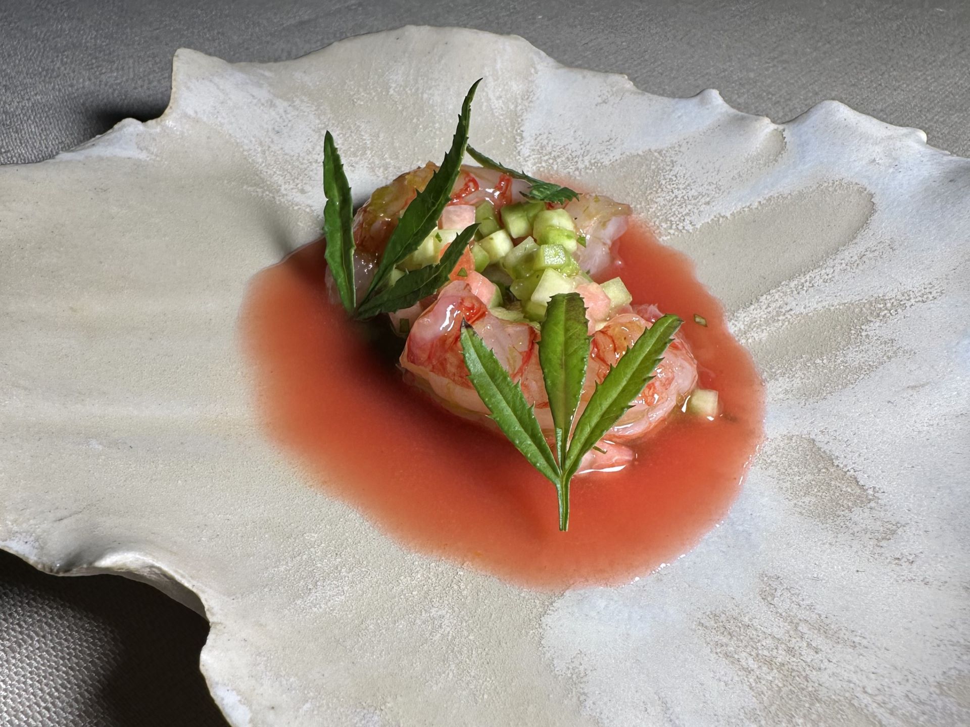 Insalata estiva di gambero: gambero marinato, insalata di pesca bianca, pomodoro verde e anguria, succo di anguria speziato.