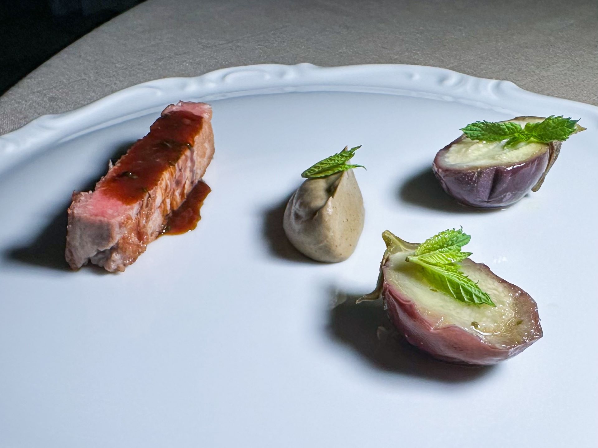 Ventresca di tonno, ristretto di melanzane e miso di ceci, melanzane al vapore e babaganoush.