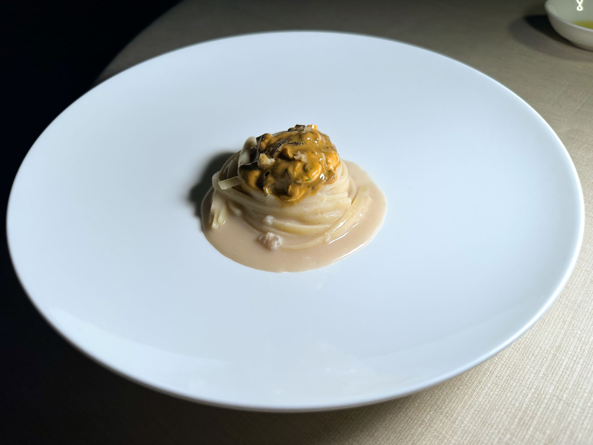 Linguine cotte in acqua di rabarbaro e acqua di cozze, sugo di cozze.