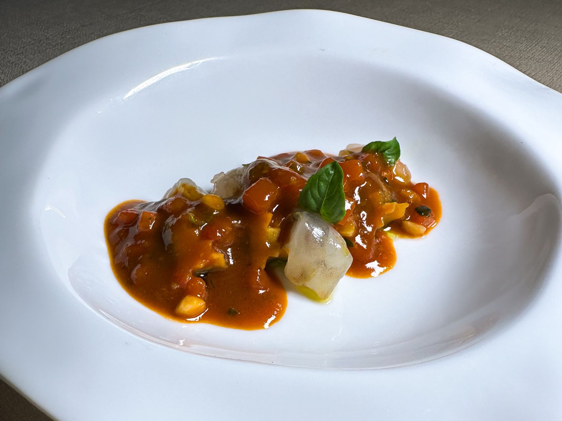 Plin farciti di pesto al basilico, crostacei e salsa alla trapanese di Dario Pandolfo.