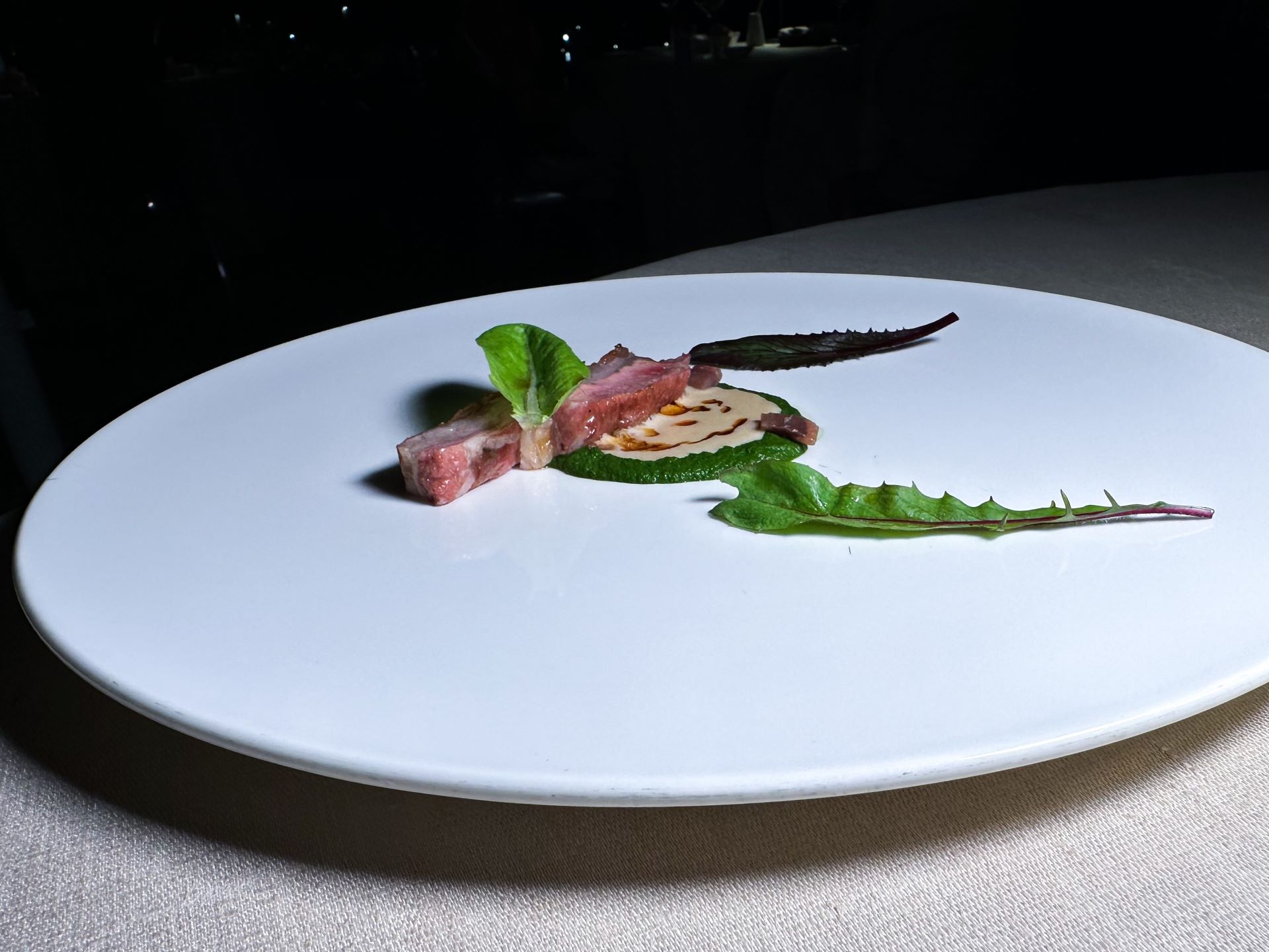 Agnello arrosto, bagna cauda, pesto di erbe amare e erbe amare.