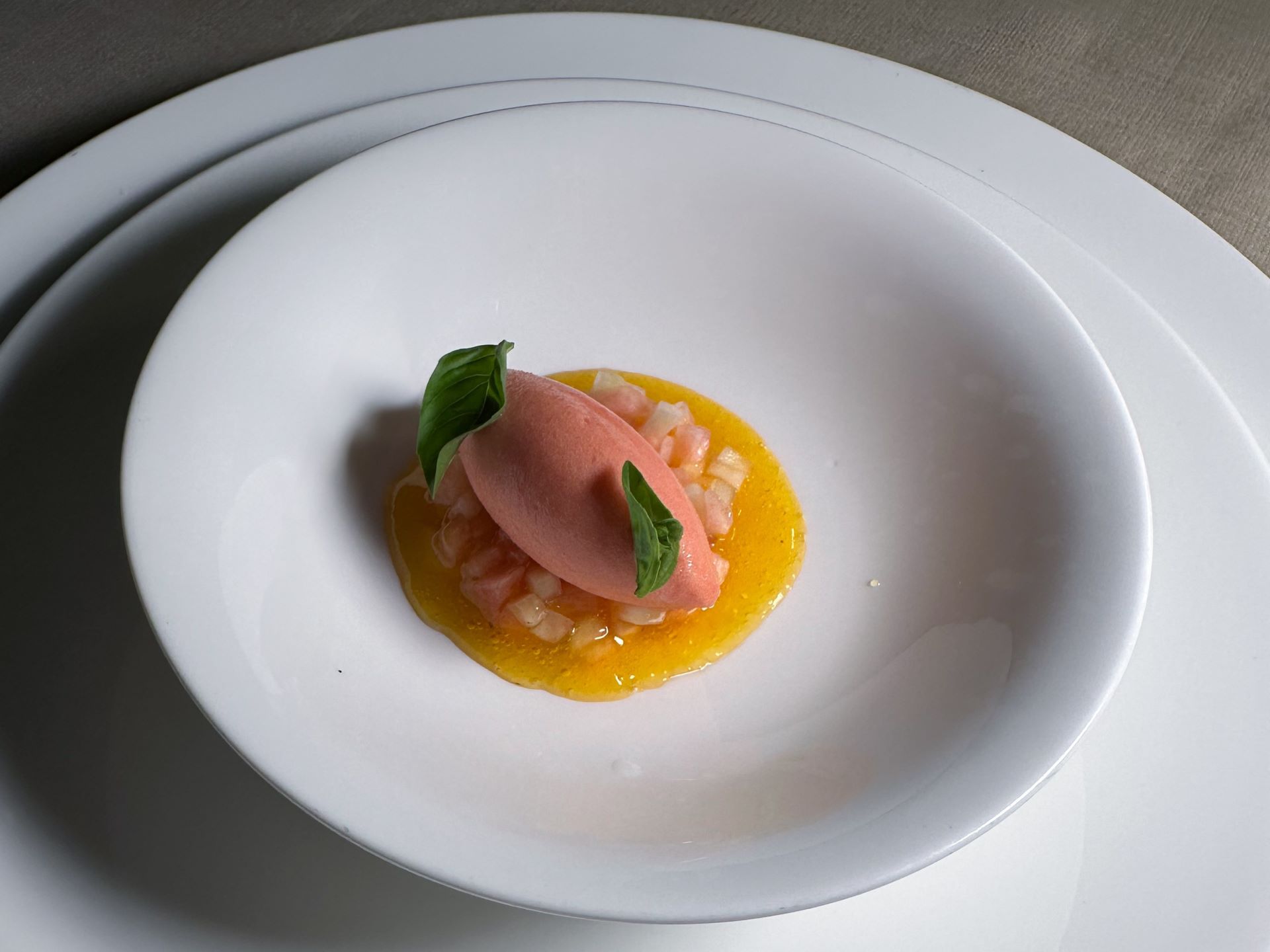Sorbetto di pomodoro salato, pesce bianca e gel all'albicocca e basilico.