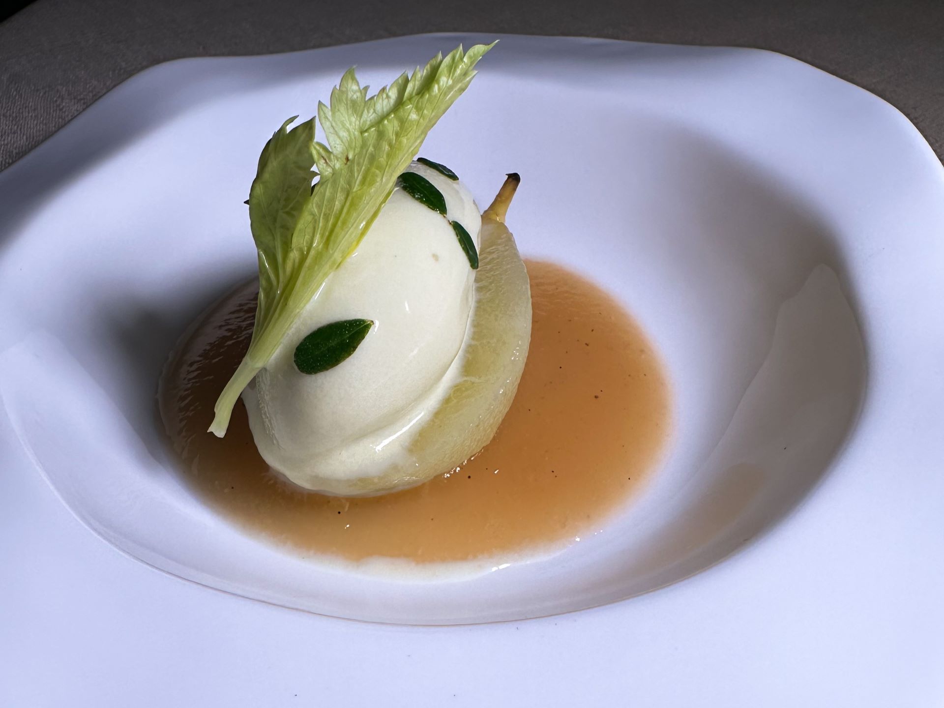 Pera, aceto e pepe sansho: pera cotta in succo di sedano, zuppa di pera all'aceto di xeres e gelato alle foglie di pepe sansho.