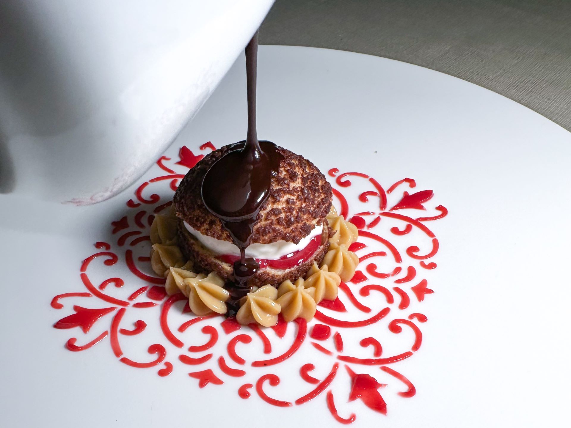 Bignè facito di gelato alla ricotta e manna, gel ai frutti rossi, crema allo zabaione e salsa alla carruba di Dario Pandolfo.