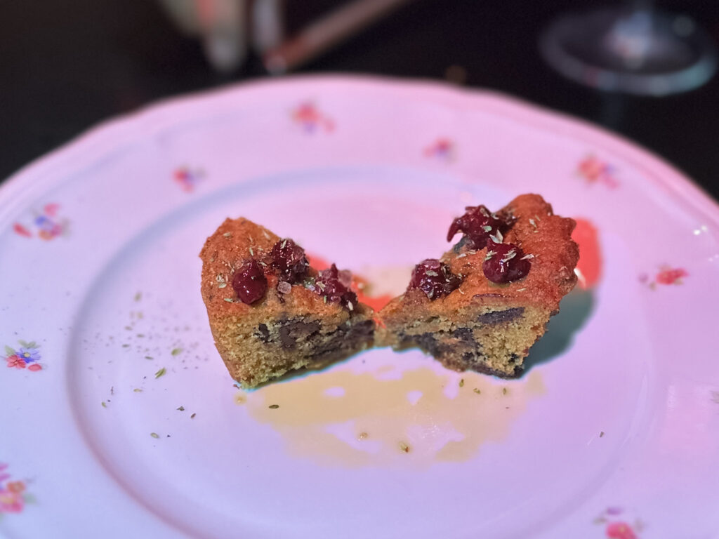 “Sole” domani: torta morbida con nduja, cioccolato e fragola polverizzata, gocce di frutti della Sila gelati (ribes fragoline e mirtilli), olio e origano di Campana 12