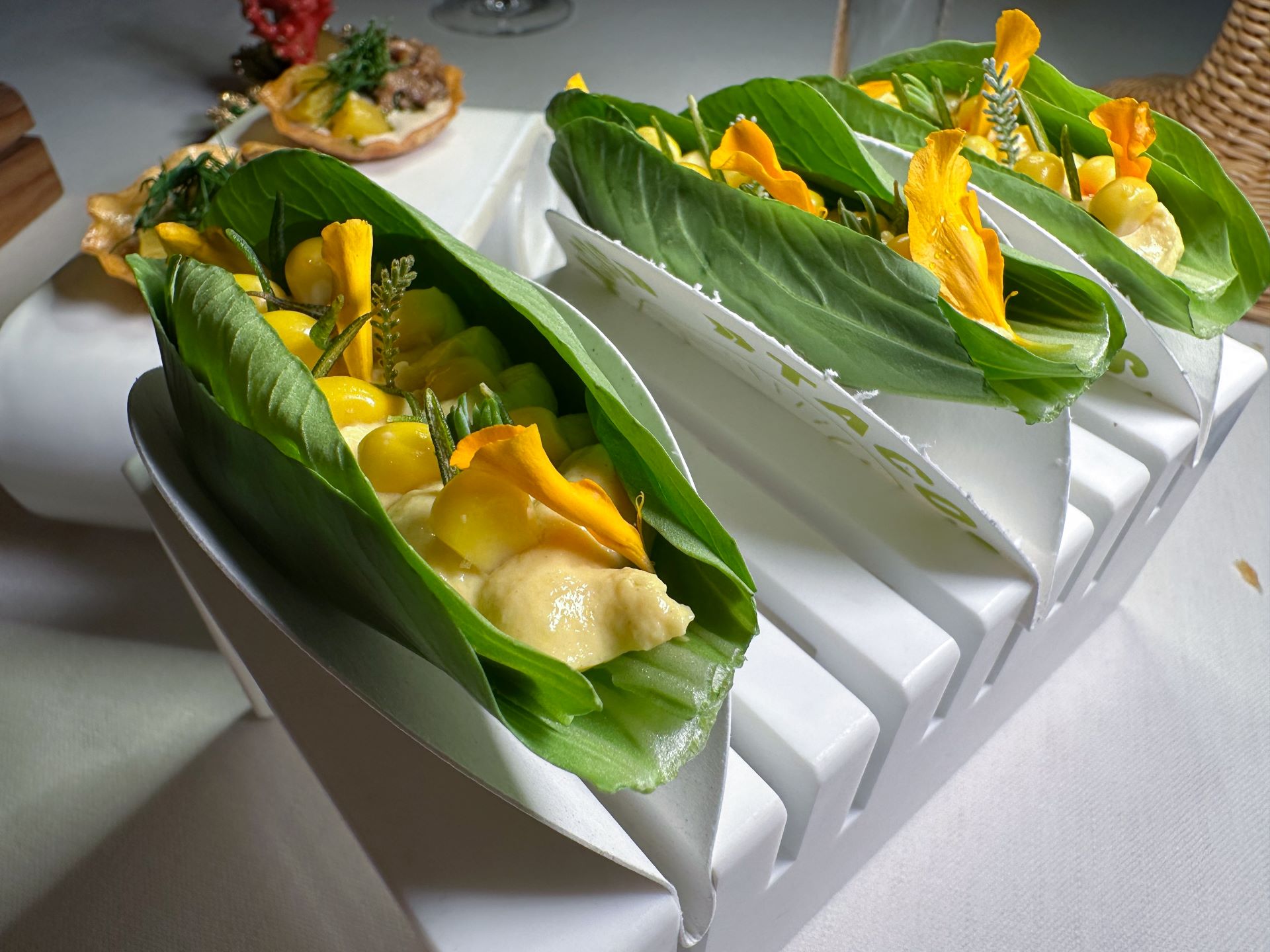 Taco di foglia di bieta, crema mandorla, peperone, mais, rosmarino tostato del ristorante Duomo