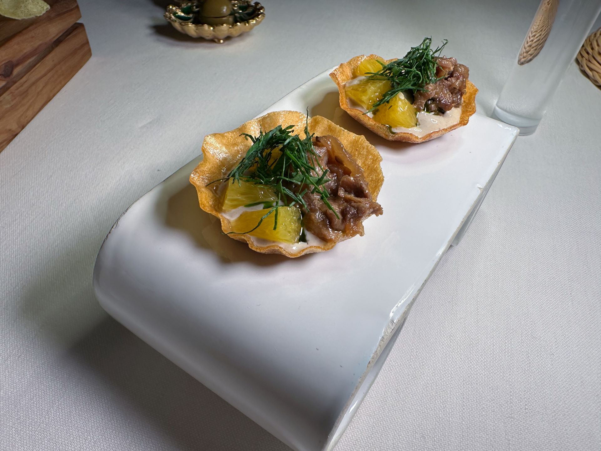 Tartelletta arancia, cipollotto, ventresca di tonno e miso di legumi del ristorante Duomo