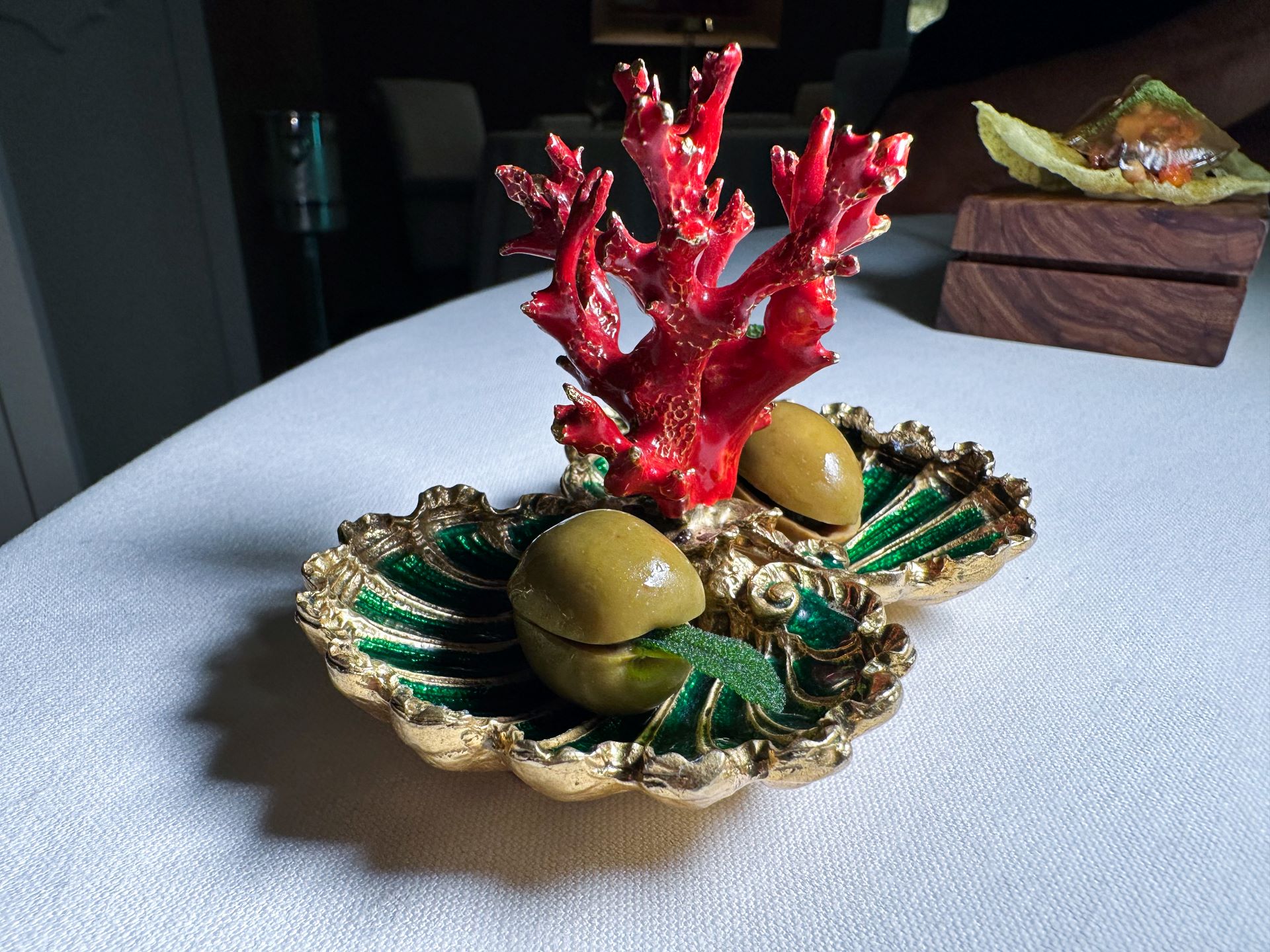 Oliva ripiena di fagiolo e marzapane di pistacchio del ristorante Duomo