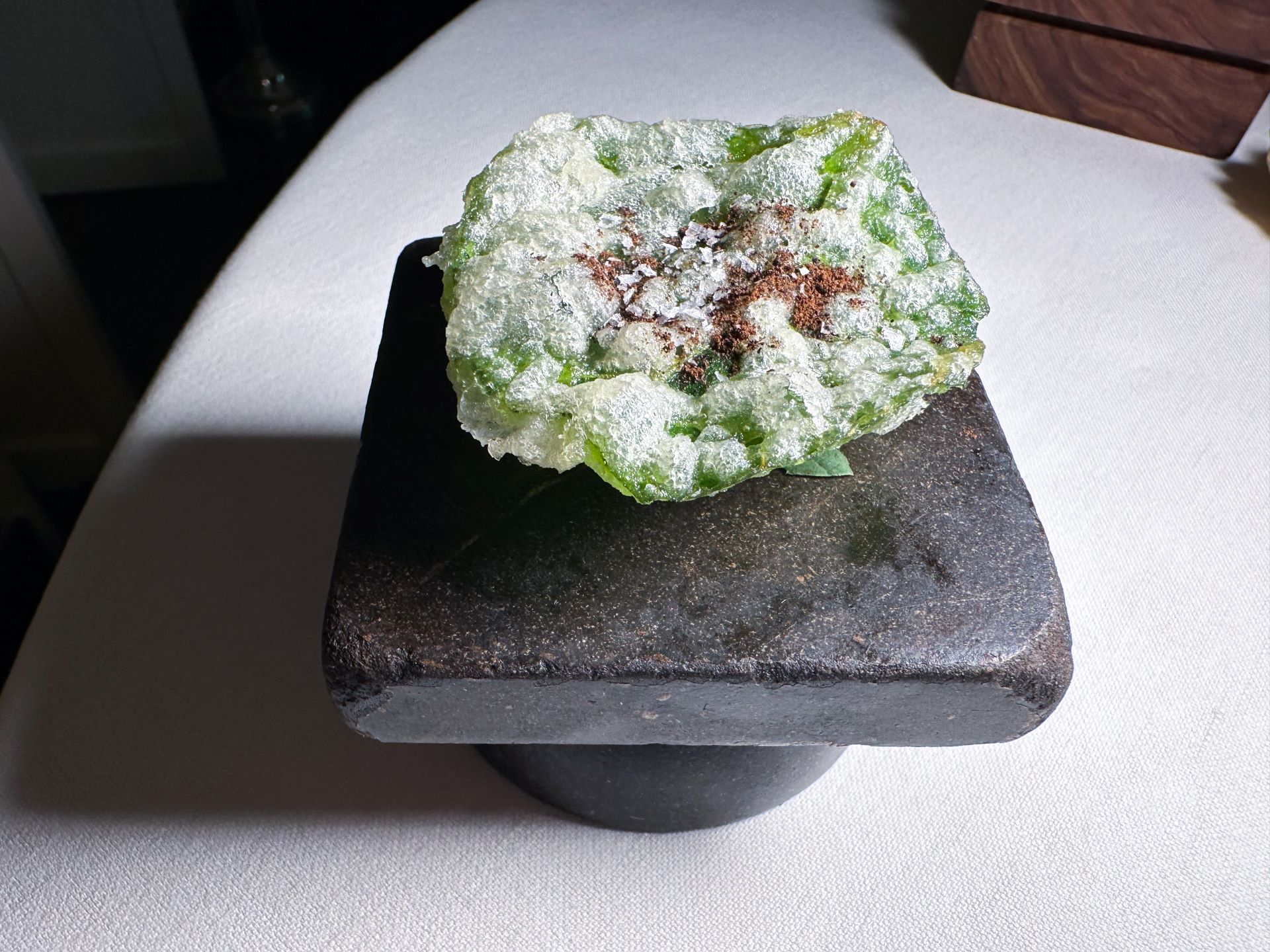 Chips di tenerumi, crema di semi zucca, polvere di limone.