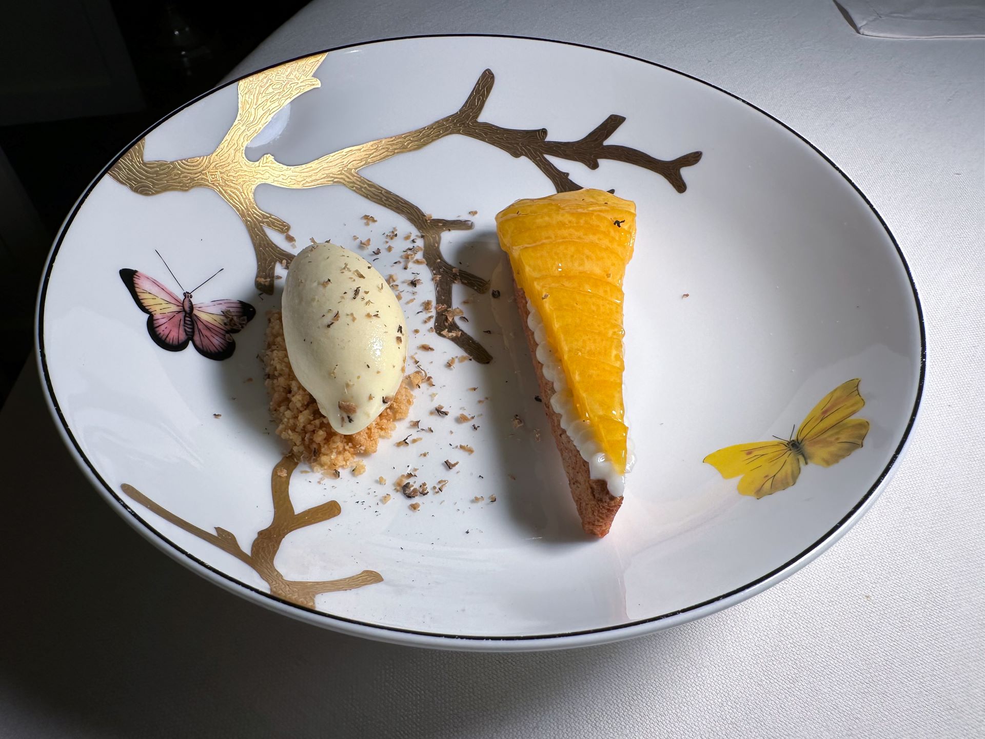 Torta di pesche, gelato vaniglia e fave tonka.