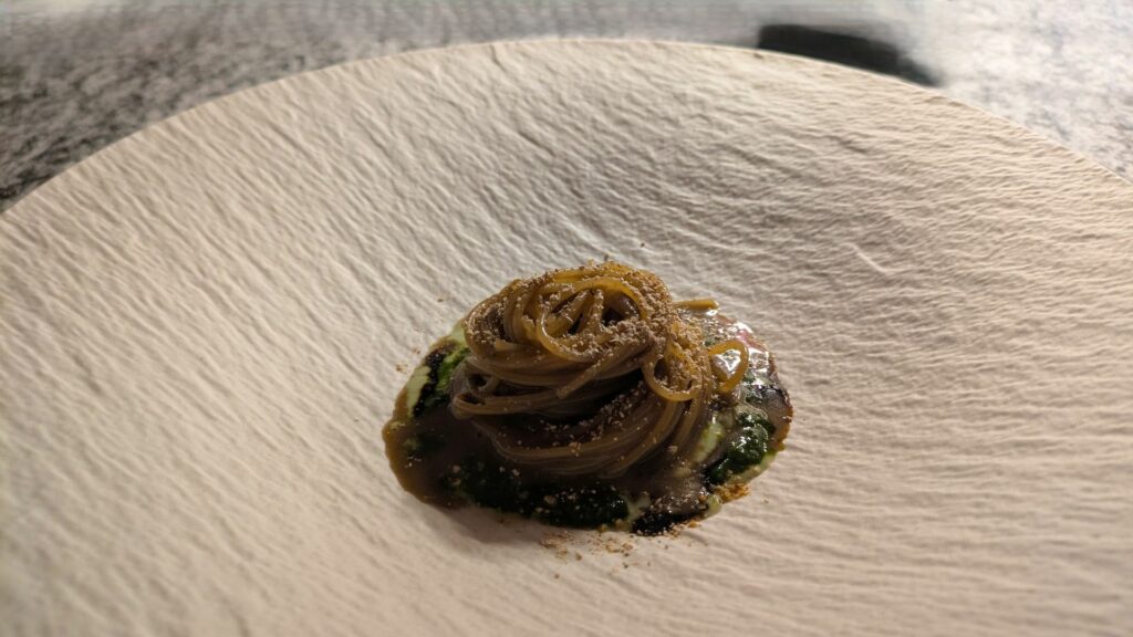 Spaghetto e yogurt di larice