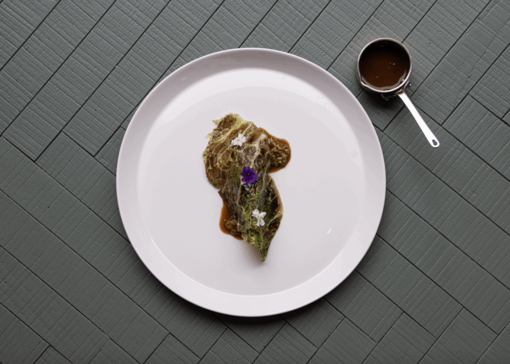 Petto d'anatra nostrana arrostito, verza in cassœula, cavolo rapa e condimento allo zenzero e soia. Piatto in abbinamento con il Shanghai-Milano Old Fashioned