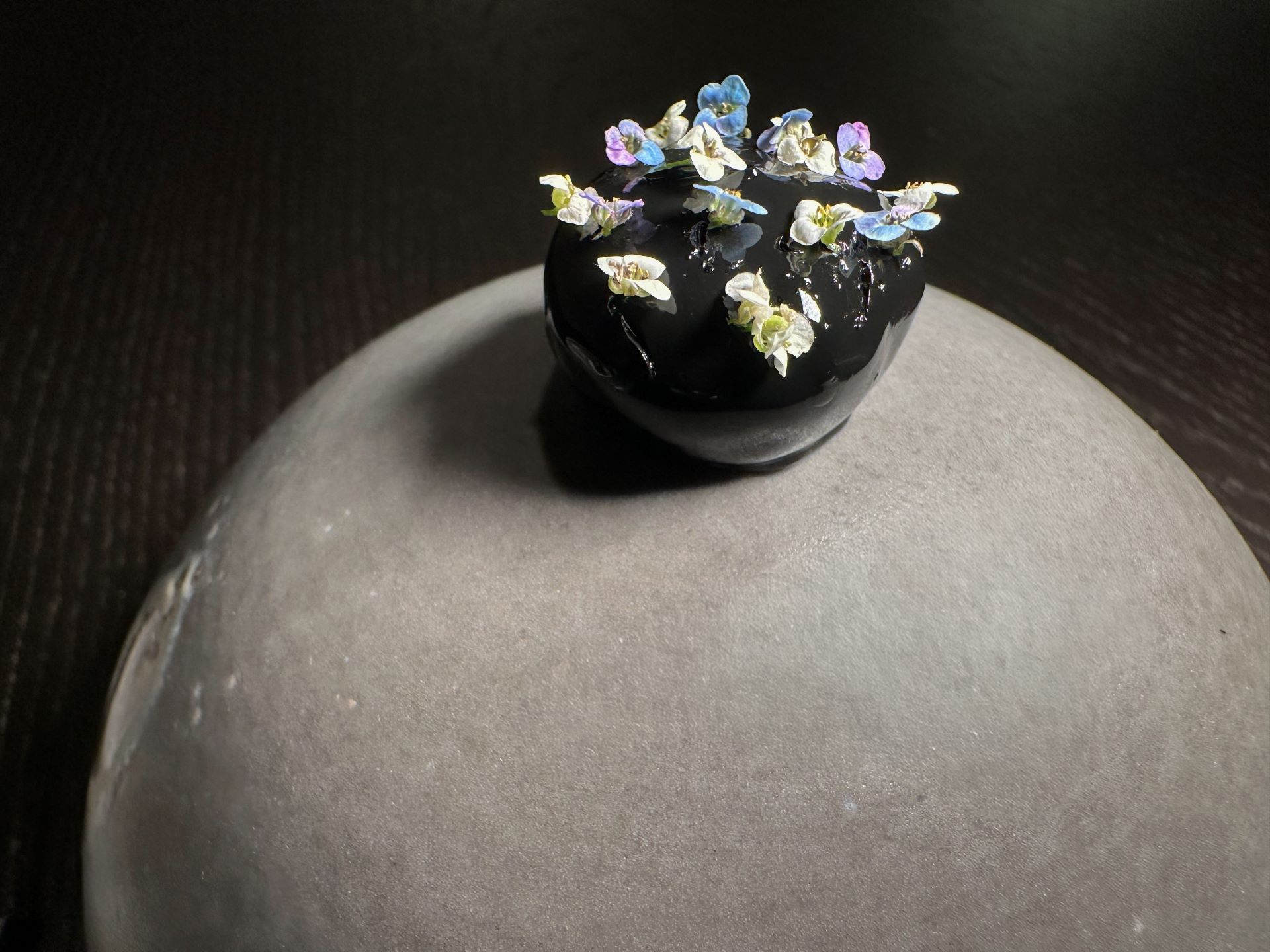 Sassolino di battuta di cavallo aromatizzato al limone del Garda, cappatura al nero di seppia del ristorante Rebis.