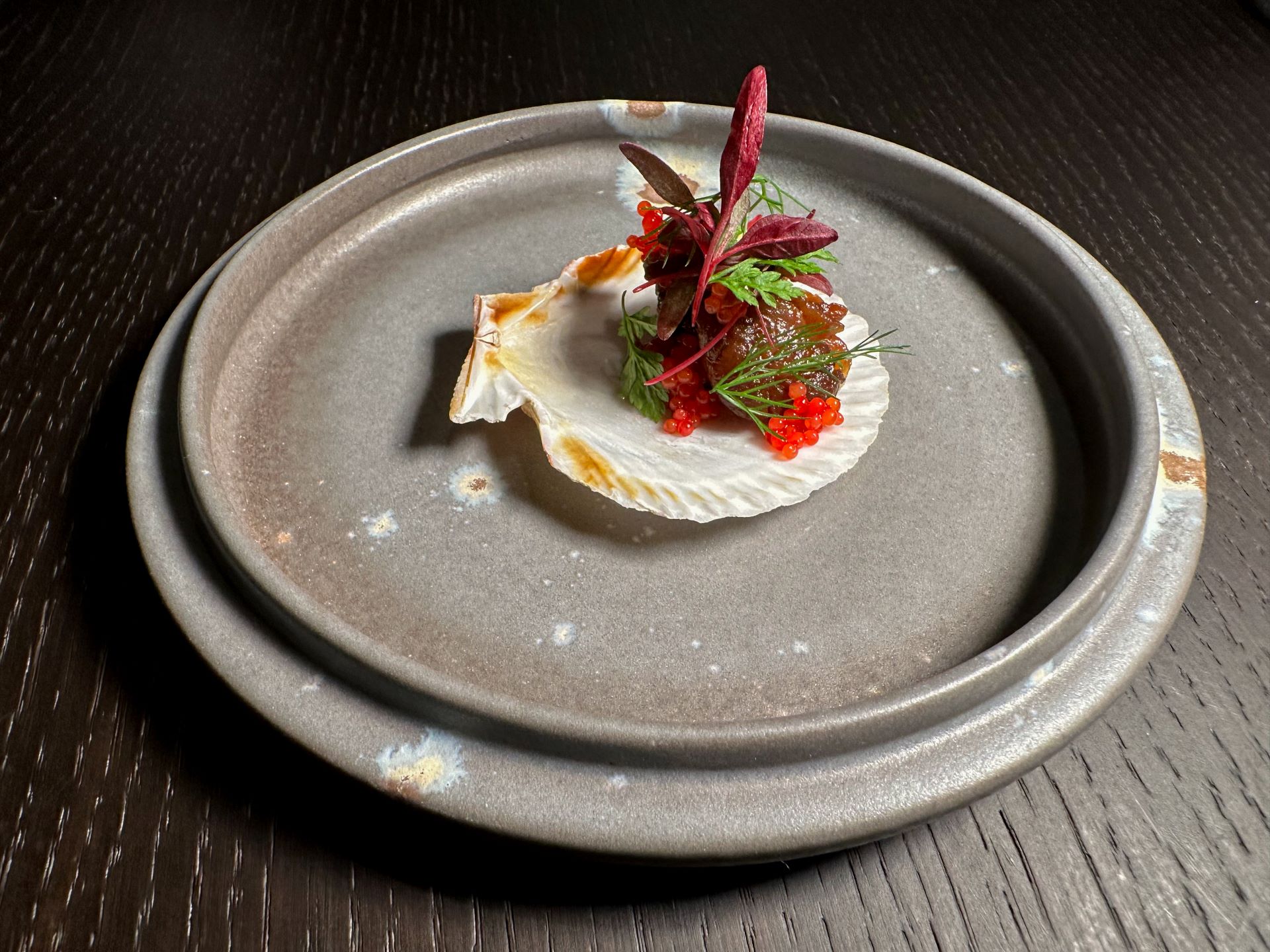 Canestrello marinato con soia, miele e aceto di riso, mayo al wasabi, uova di lompo e germogli aromatici del ristorante Rebis.