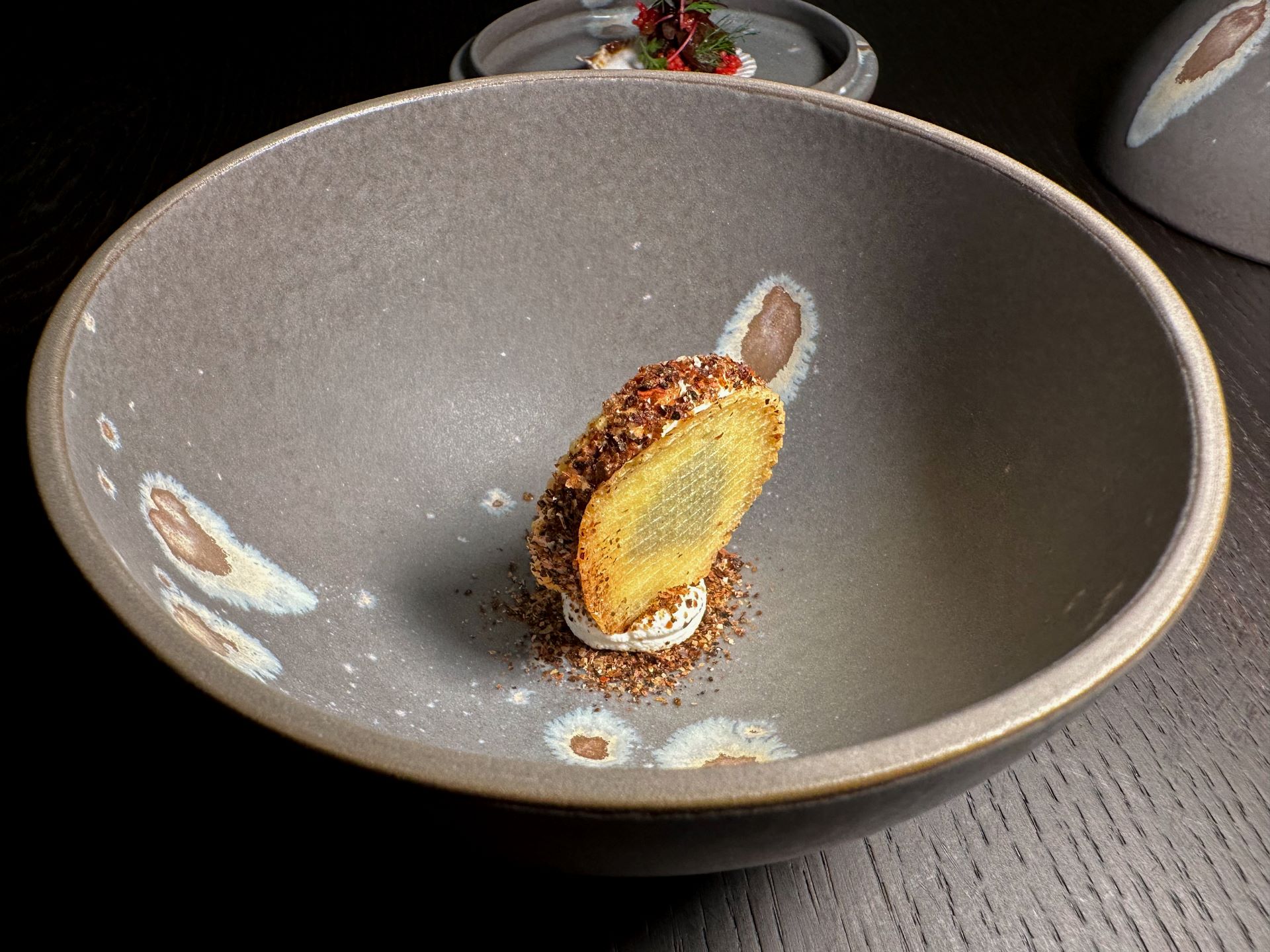 Waffle con crema di yogurt affumicata, caviale di acciughe e polvere di cipolla bruciata del ristorante Rebis