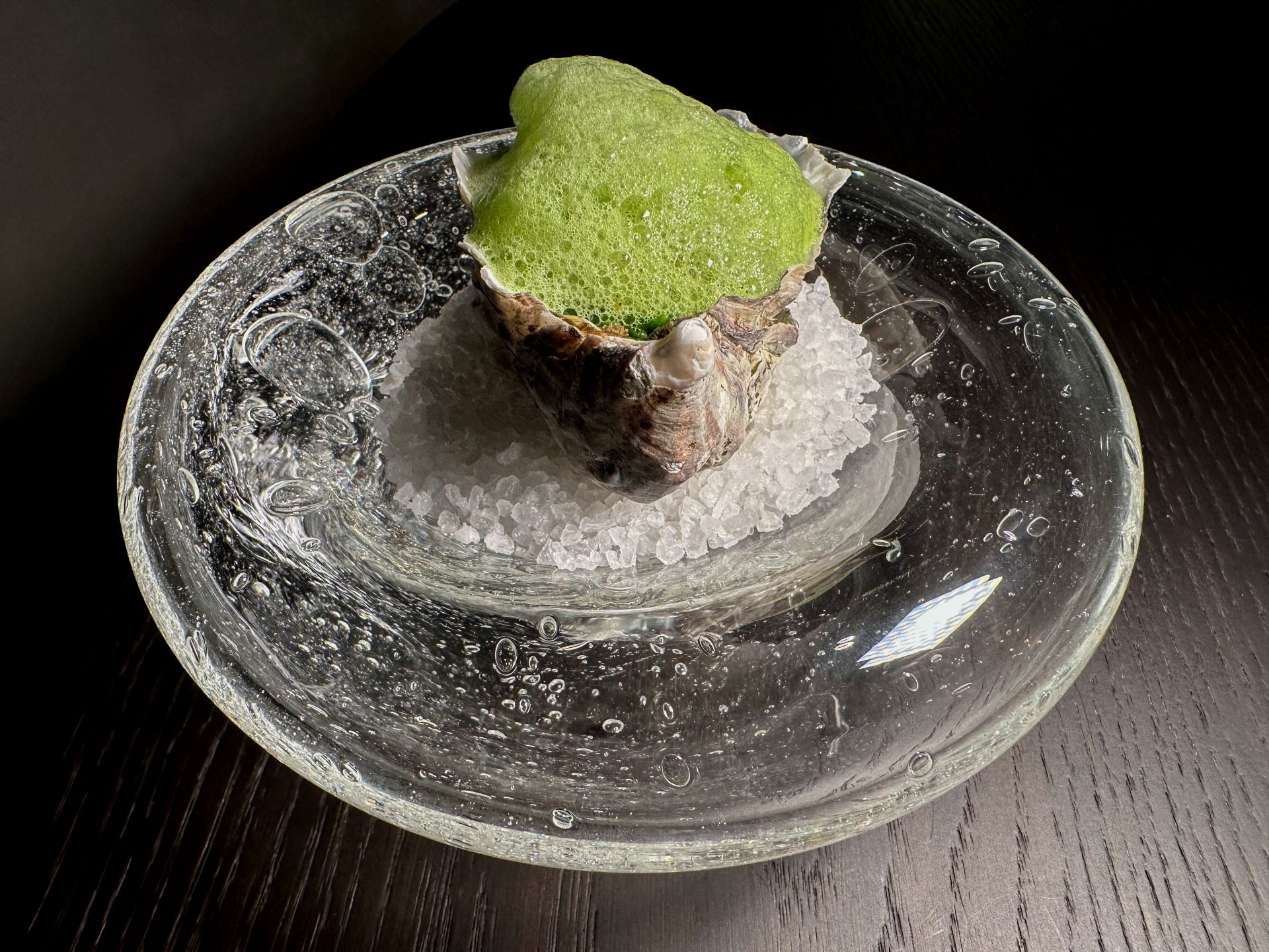 Animella di agnello laccata con nero di seppia, ostrica bruciata, finta sabbia all'alga nori, salsa corallo, fondo di agnello, aria di salicornia.