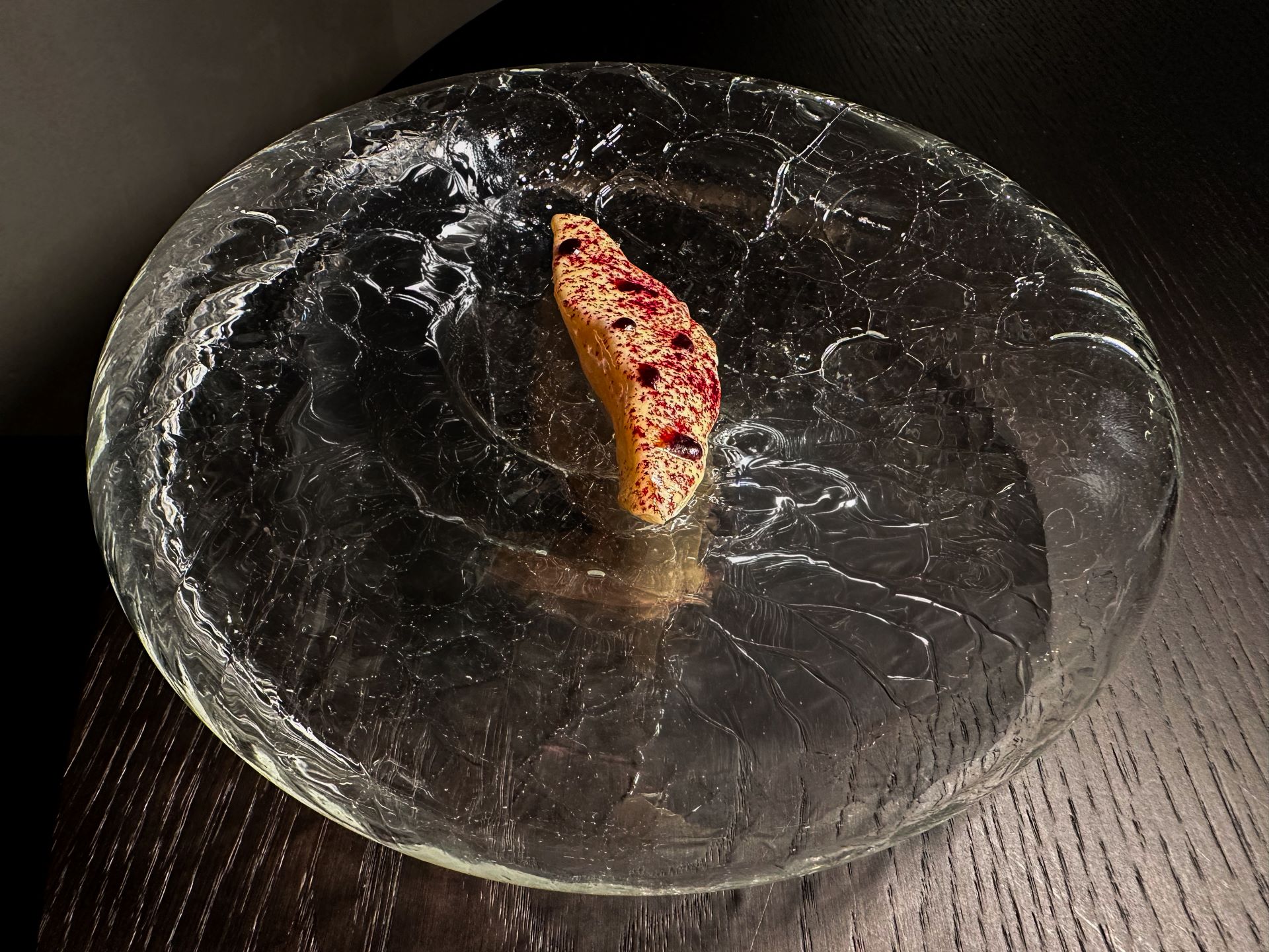 Glacier 51, salsa al foie gras con polvere di ibisco e gocce di dashi...