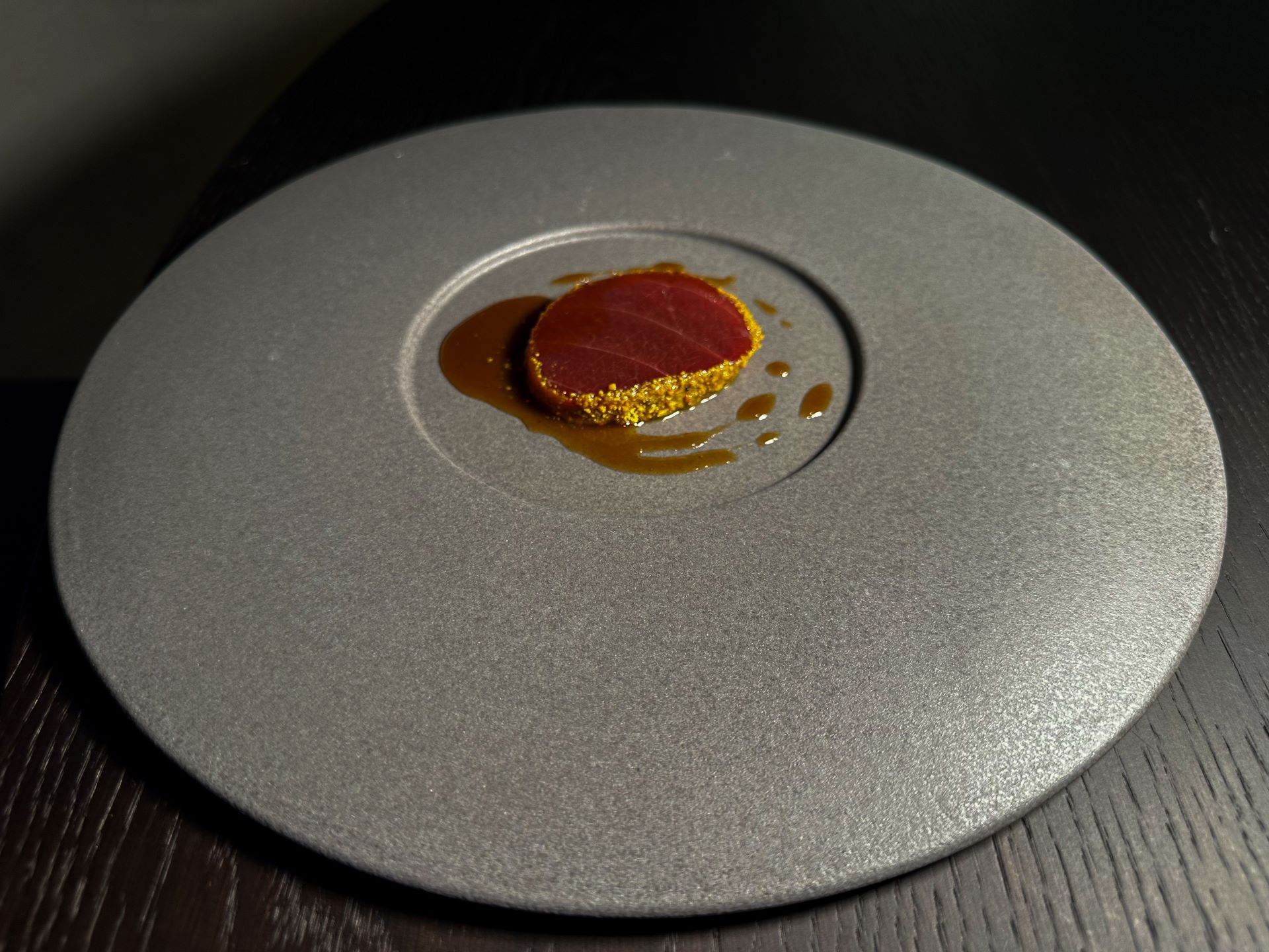 Tonno rosso, polvere di polline, salsa al katsuobushi.