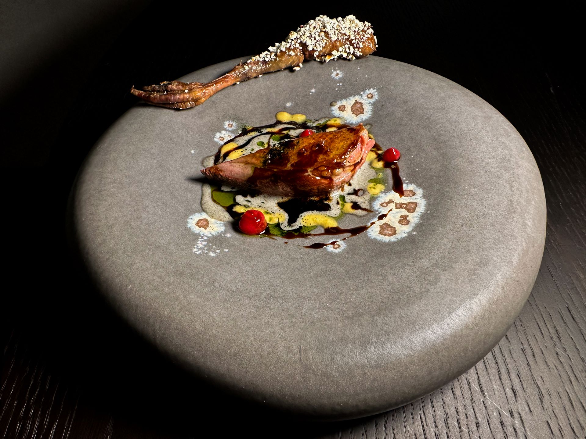 Petto di piccione, salsa di fieno bruciato, fermentazione di mais e olio al plancton, fondo di piccione - coscia confit con panure di polvere di popcorn...