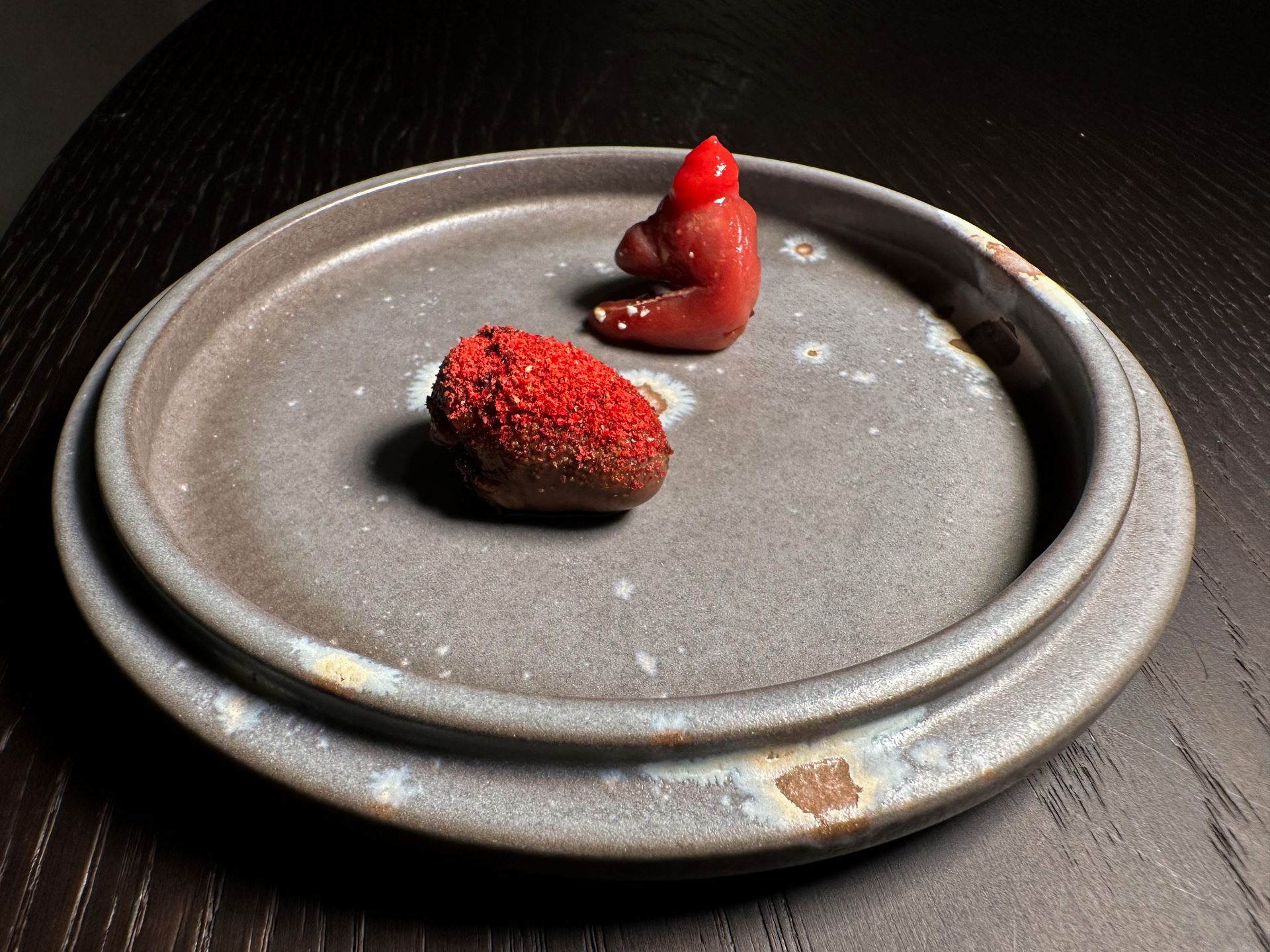 ...cuore di piccione con polvere di lamponi, filetto di piccione marinato con olio al plancton...