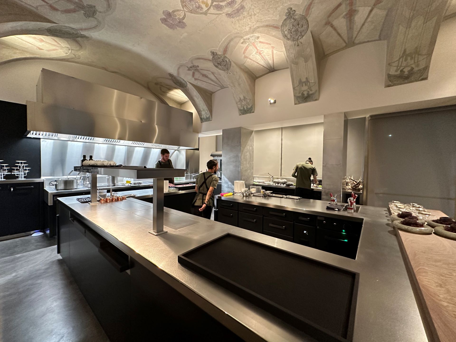 La bella cucina a vista di Rebis.