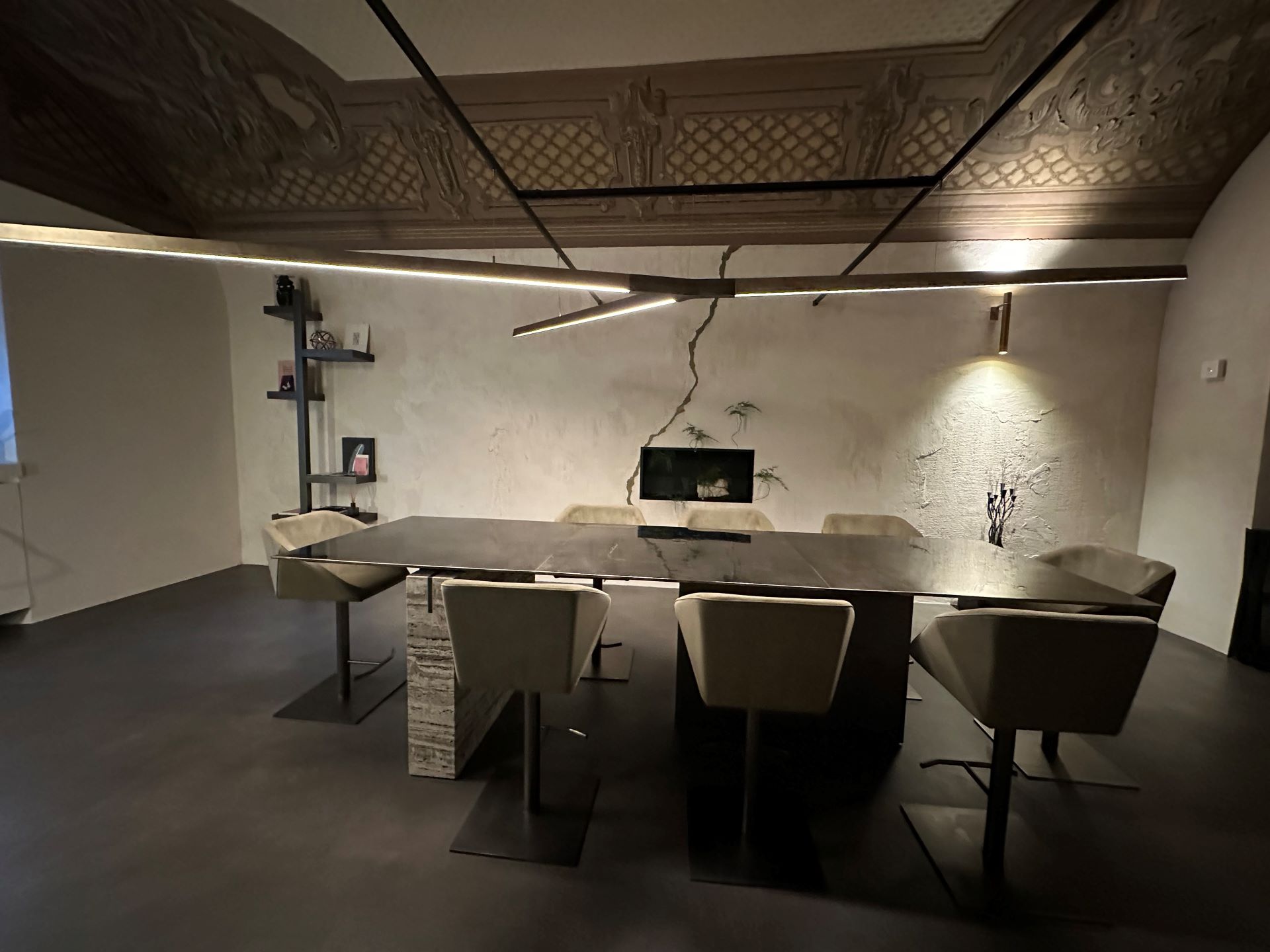 L'altra sala di Rebis con tavolo grande.