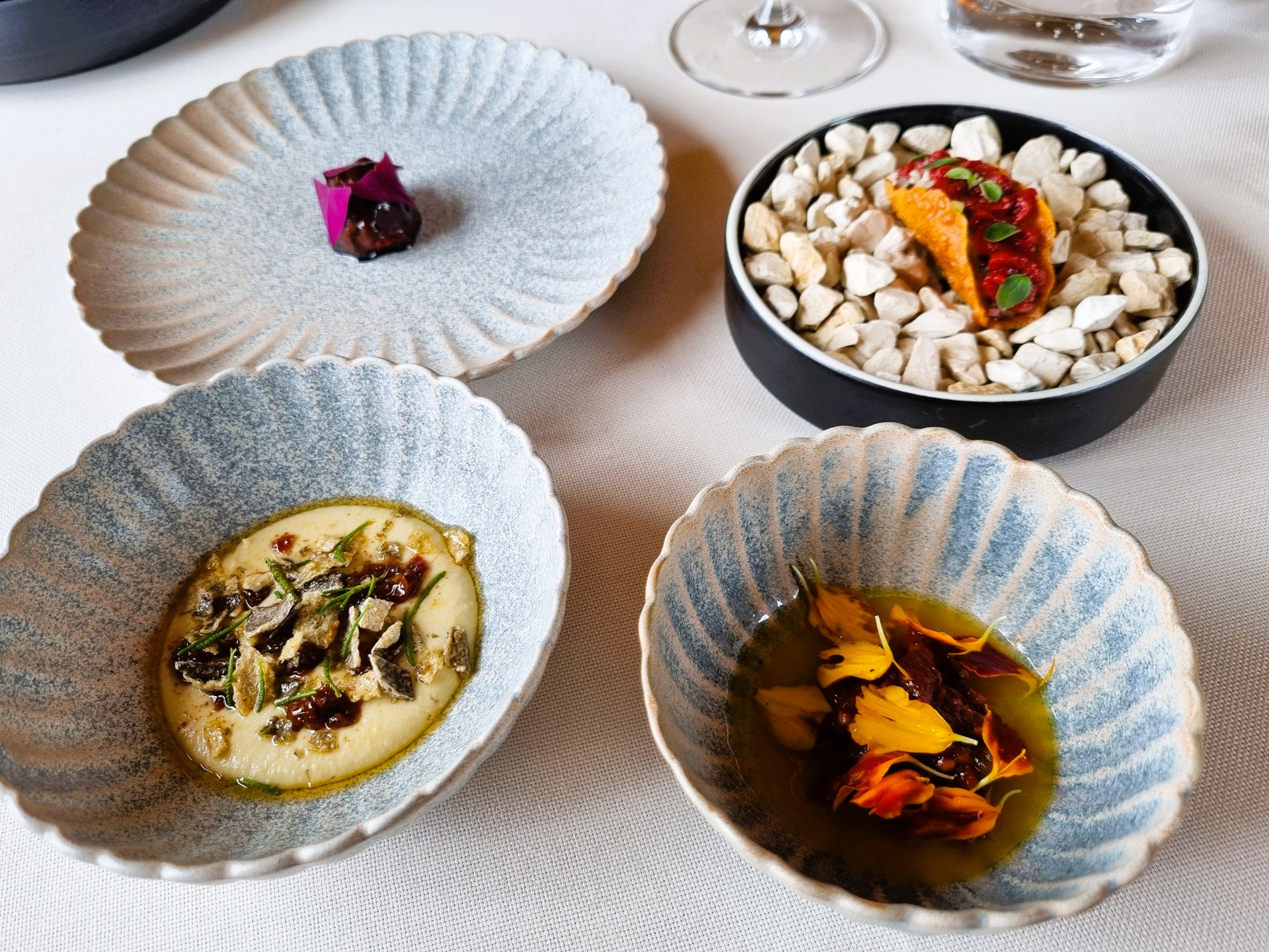 Pomodoro, mango e tagete; pomodoro carnesecca e cipolla; pomodoro yuzukosho e malto; pomodoro, yogurt e ceci del ristorante la tana gourmet