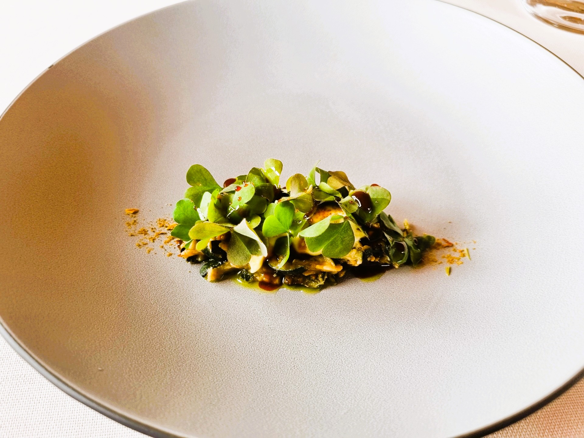 Zucchine, ossalide, curry di fiori, maionese di foglia fico e bernese di zucchina.