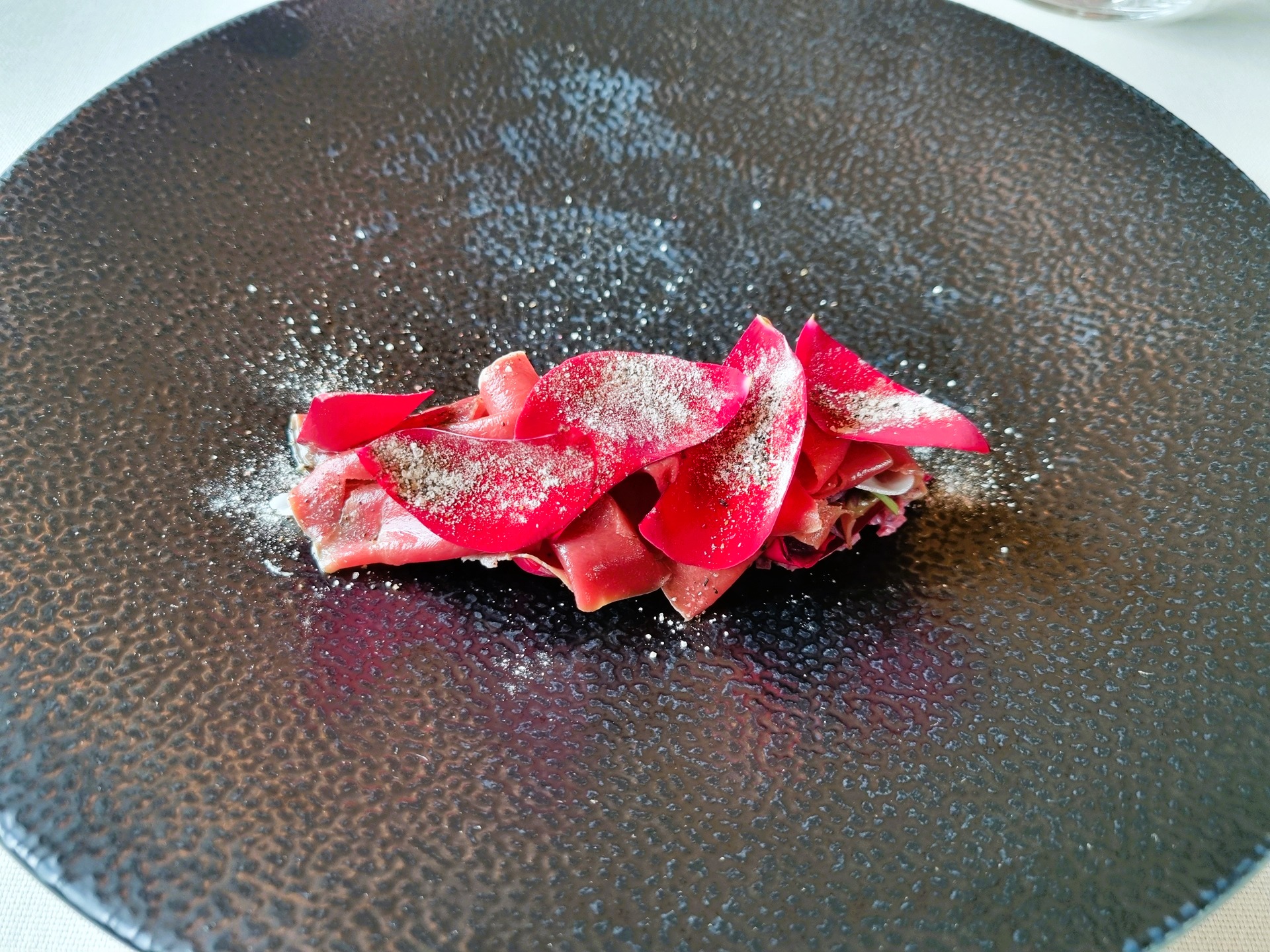 Un cuore e una rosa: rape rosse fermentate, bagna càuda di aglio nero, lardo, rose, cuore fermentato in sake-kasu.