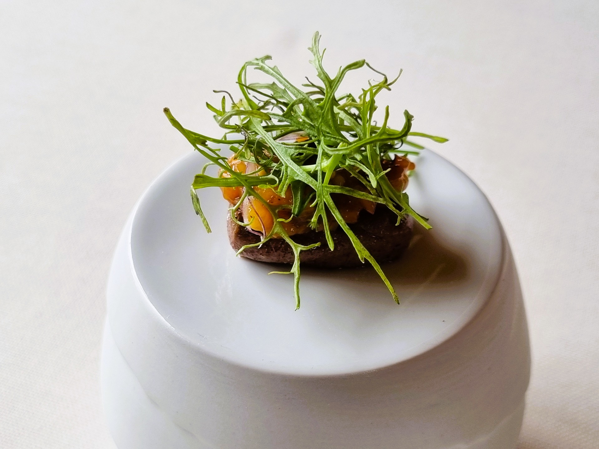 Fegato, pesca, cipolla e senape del ristorante la tana gourmet