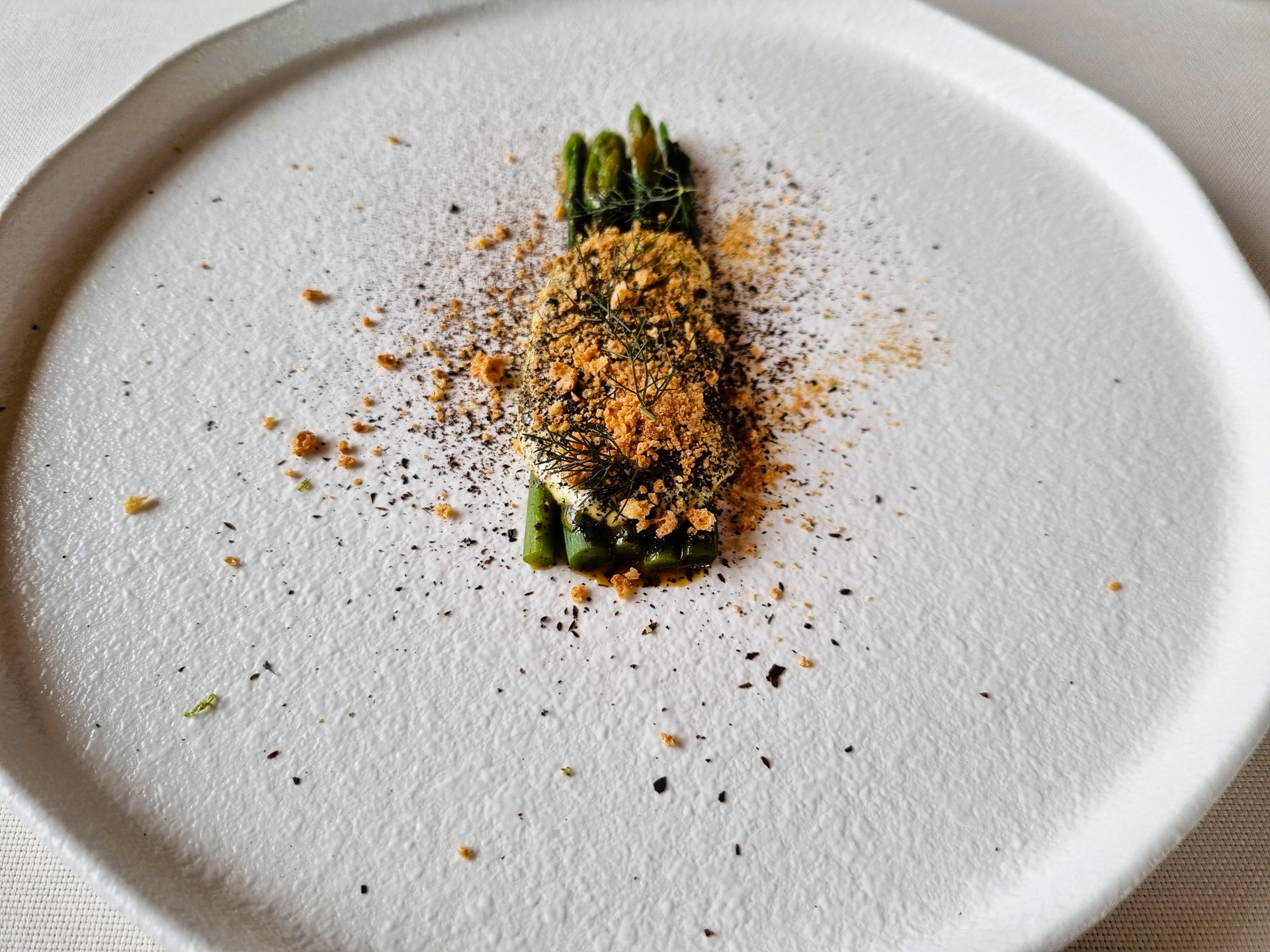 Pungitopo con maionese torbata di whisky e uova di aringa del ristorante la tana gourmet