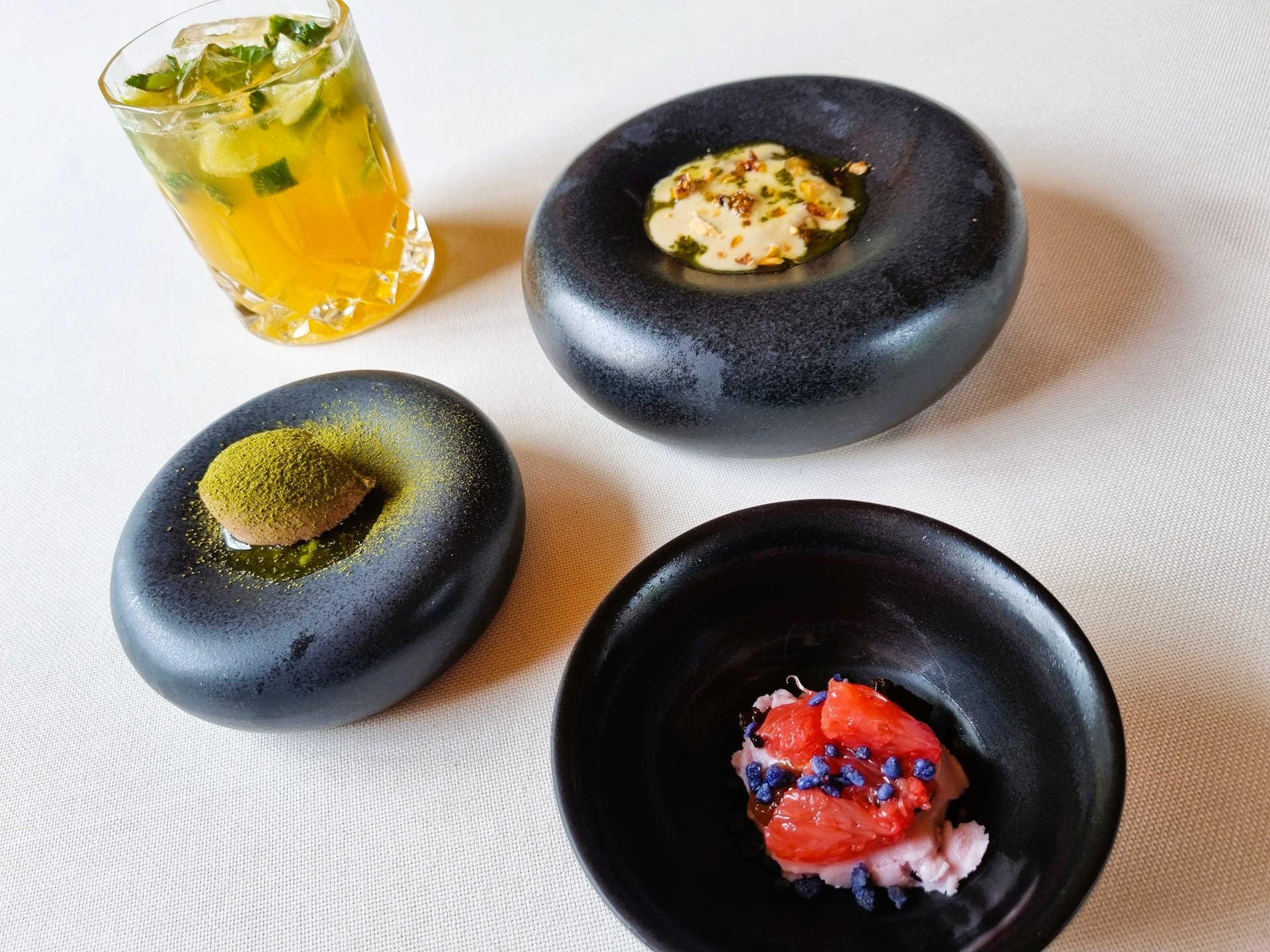 Bergamotto, cioccolato e alloro; limone e mandorla; pompelmo rosa, olive e viole; finto mojito con agrumi e menta.