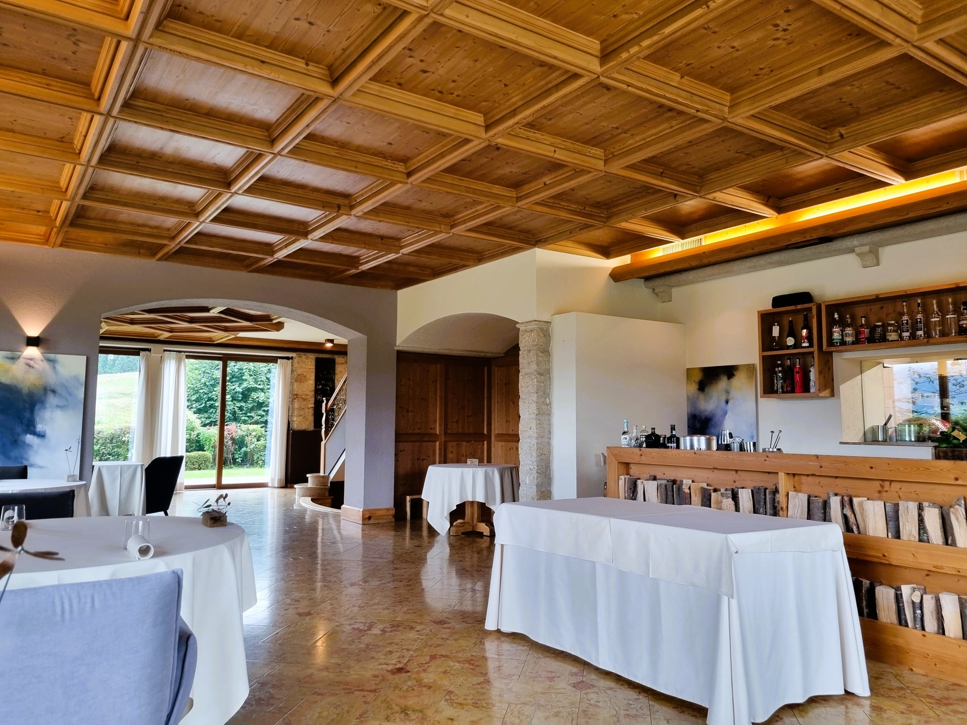 Interno della sala del ristorante la tana gourmet con cucina a vista.