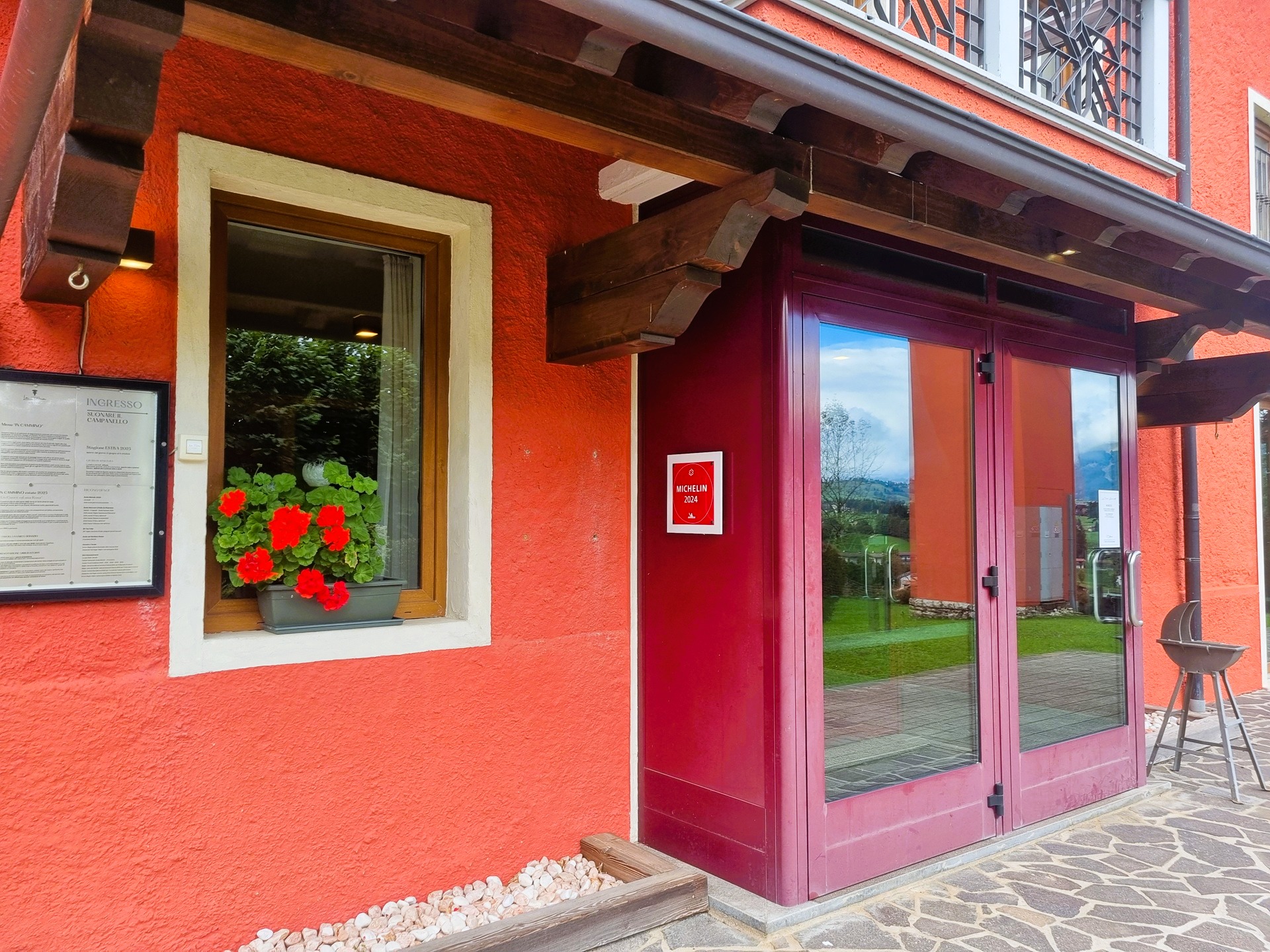 Ingresso del ristorante La Tana gourmet.