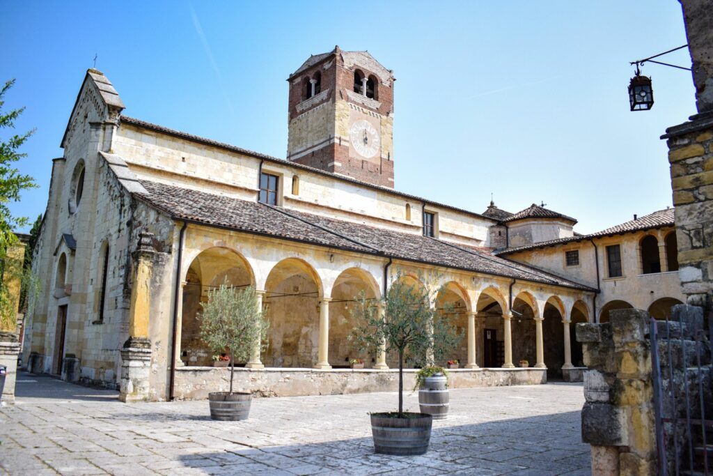 Uno scorcio di una chiesa presenta in una delle aziende vinicole.