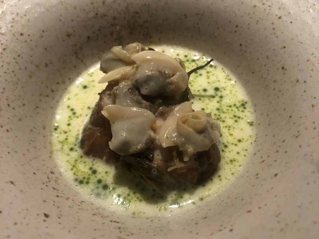 Il piatto migliore del ristorante Al Madrigale: Animella di vitello saltata nel burro chiarificato e finita al barbecue, purea di limoni fermentati, fiori di sambuco sottaceto, spaccasasso ( finocchio selvatico), lupini e loro salsa.