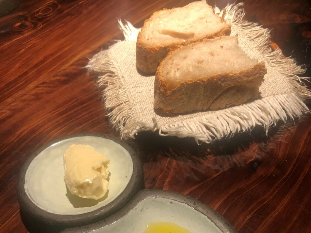 Pane del ristorante Al Madrigale, olio evo e burro di bufala mantecato con colatura di alici.