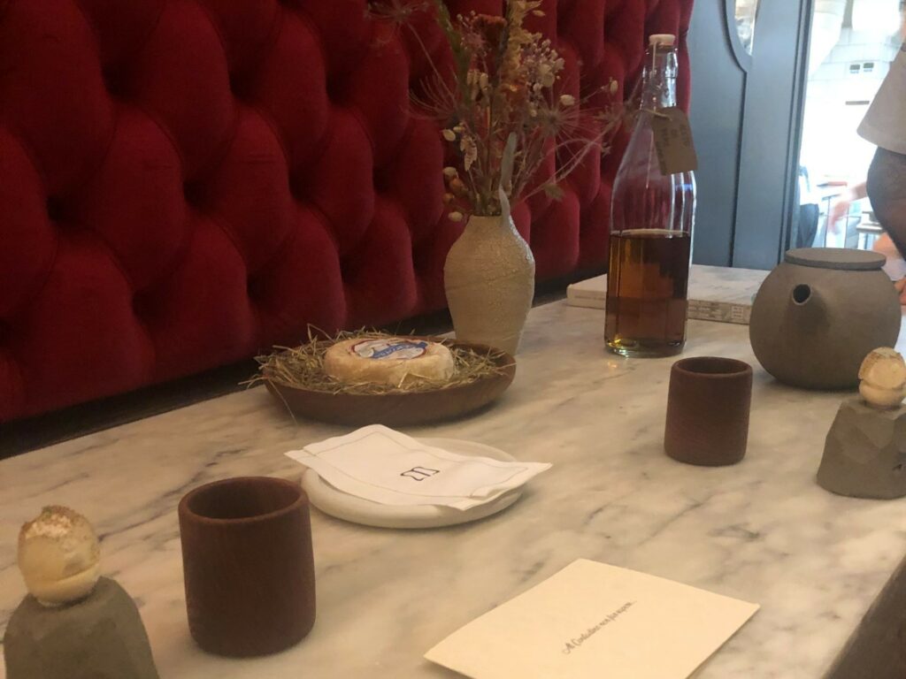 Passaggio in cucina: Cacio e pere: meringa di pere(sorta di macaron), stracchinato di capra, aceto di pere, polvere ginepro, timo limone.
Estratto di pere.