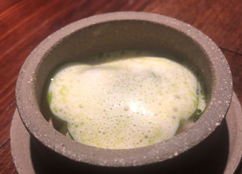 Predessert del ristorante Al Madrigale: Melone, cetriolo, spuma di latte di capra aromatizzato al fieno tostato, olio alle foglie di fico.
